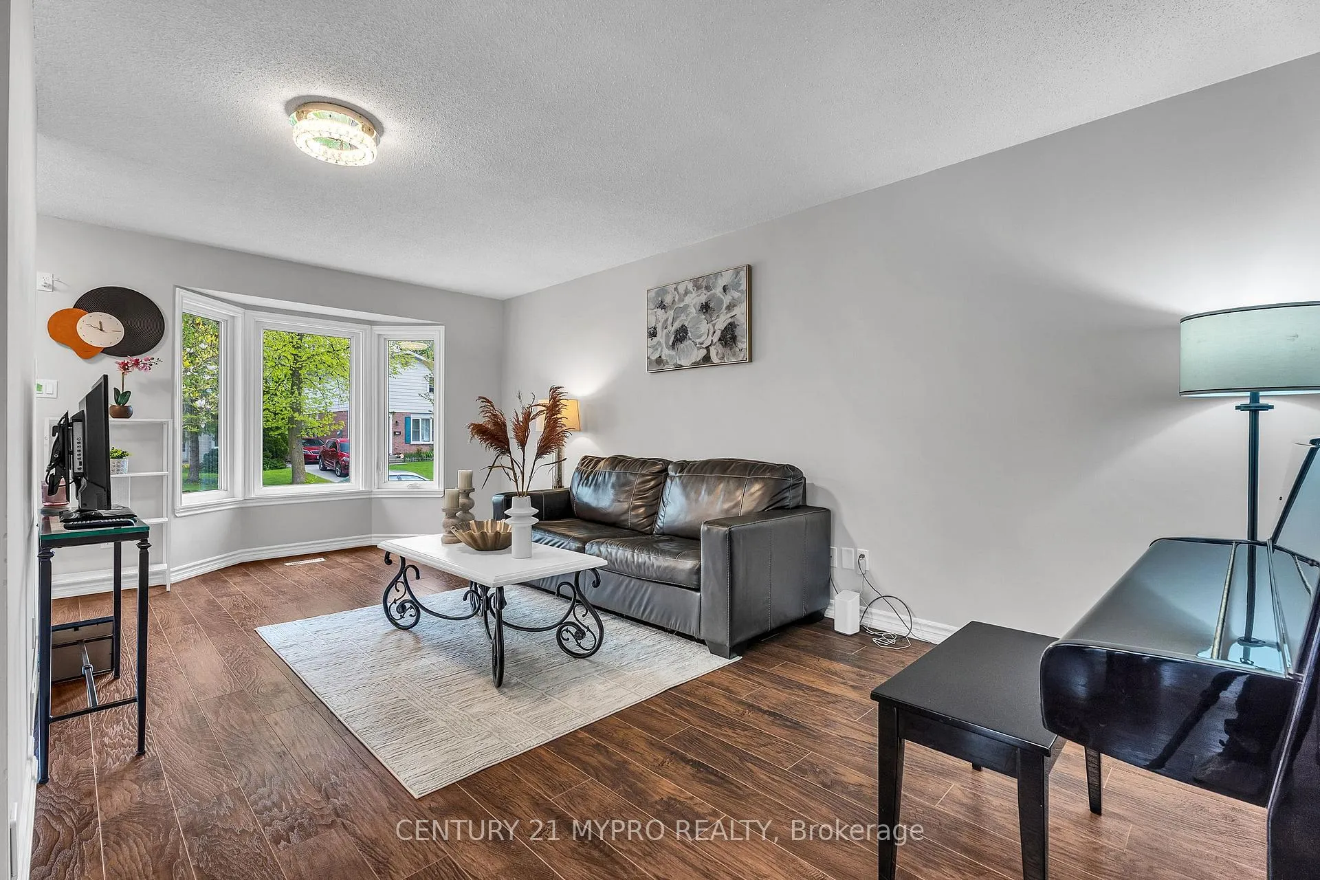 Photo 9 of 122 Olympic Crescent, London, North I — HOMEH