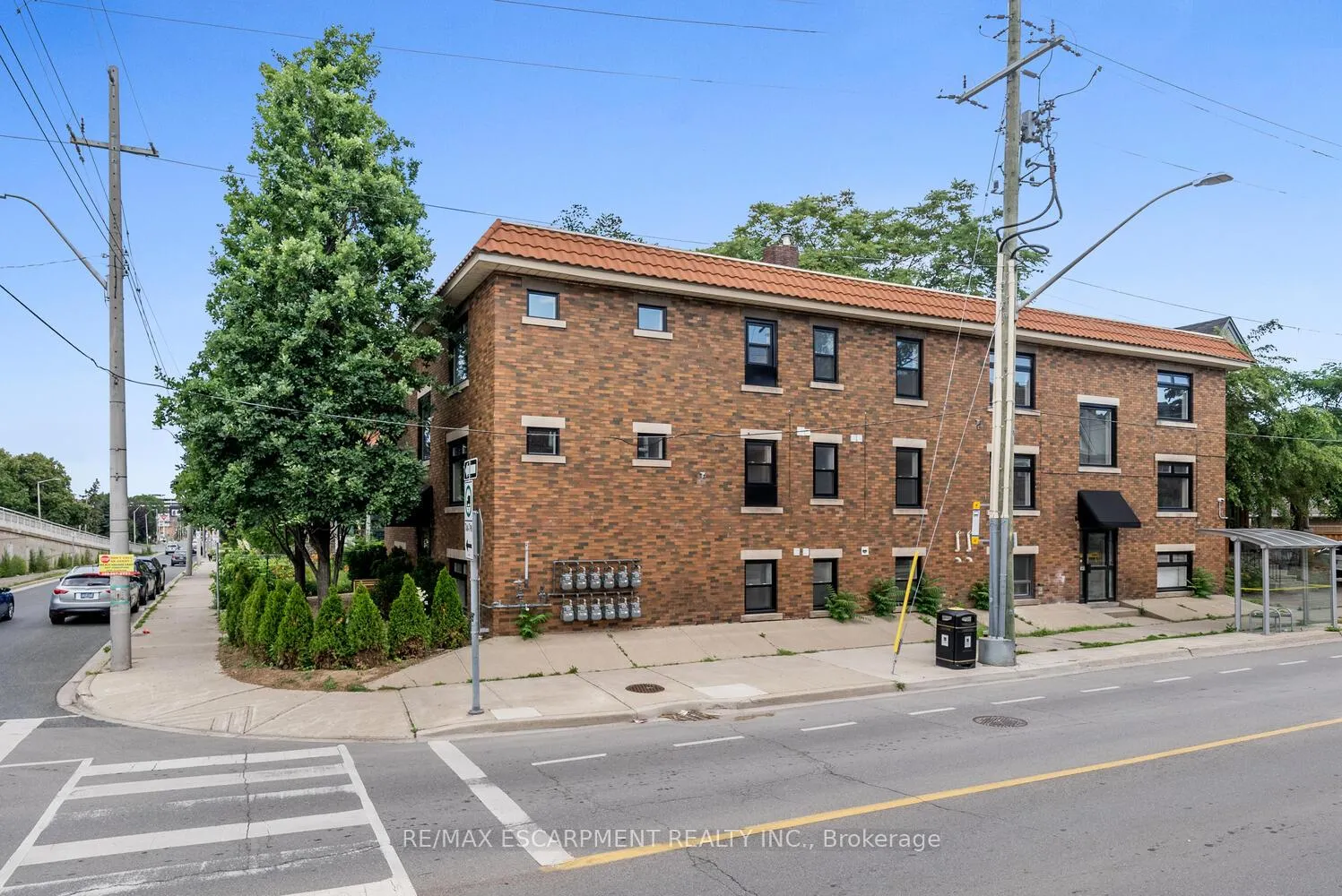 Front of 127 Victoria Avenue S
