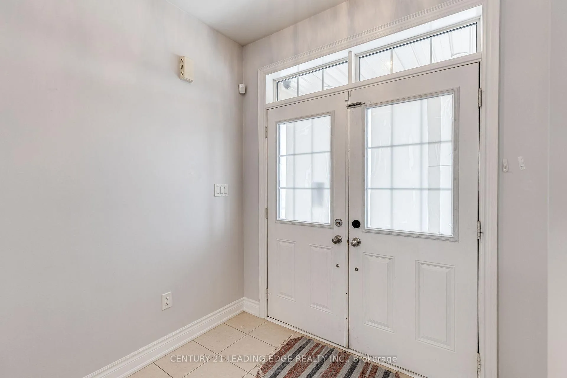 Photo 3 of 102 Mactier Drive, Vaughan, Kleinburg — HOMEH