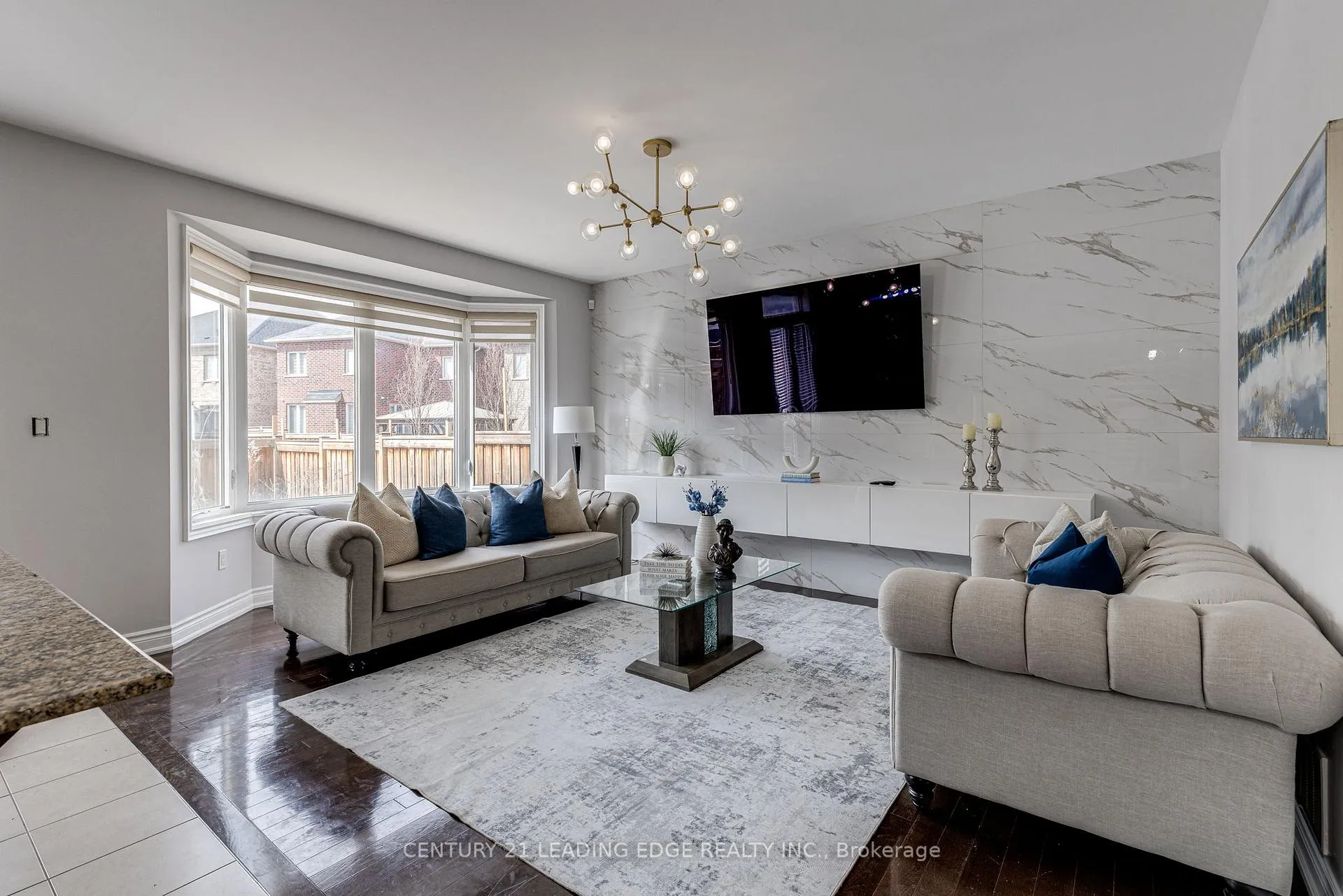 Photo 5 of 102 Mactier Drive, Vaughan, Kleinburg — HOMEH