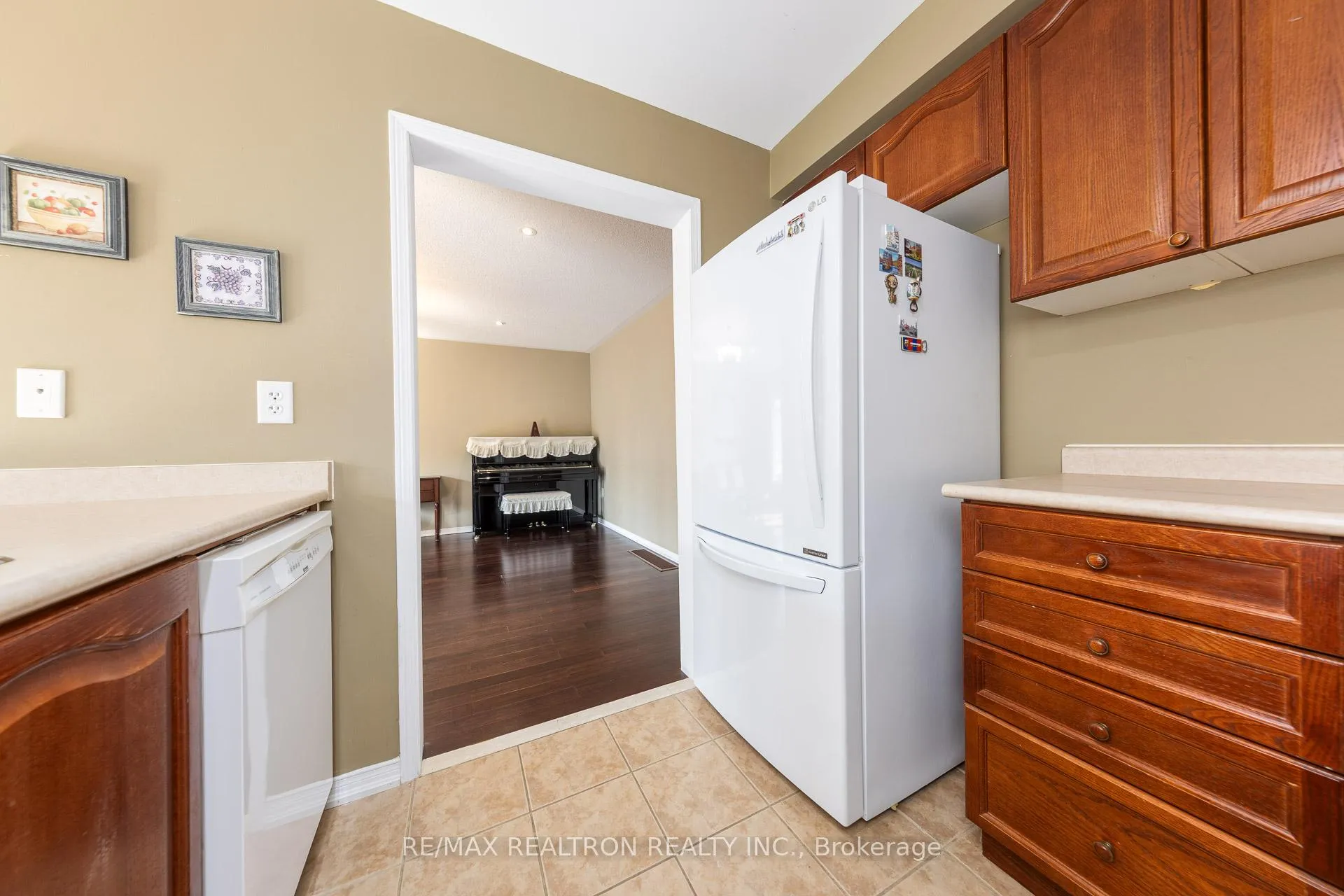 Photo 17 of 1868 Secretariat Place, Oshawa, Windfields — HOMEH