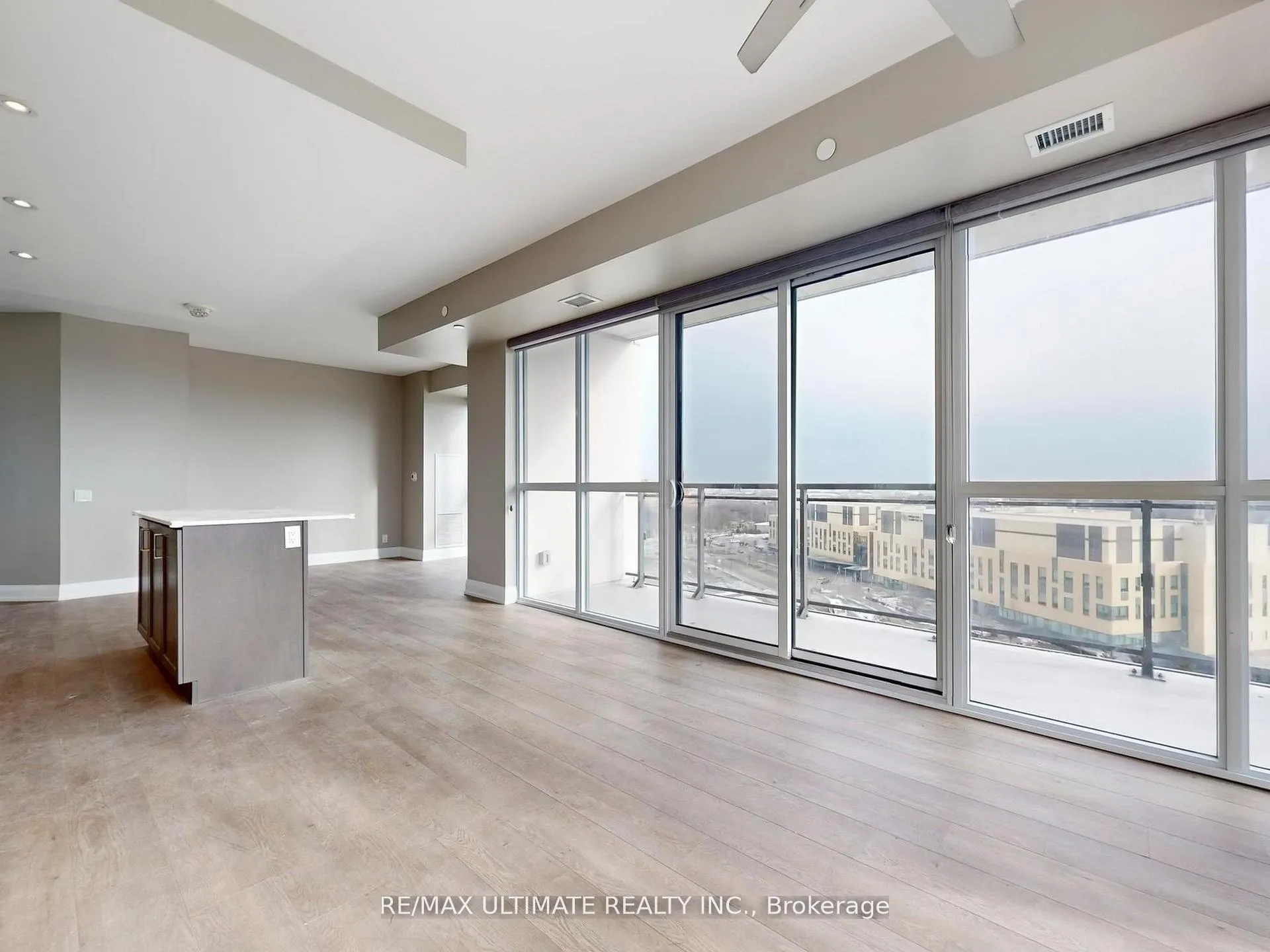 Photo 4 of Unit 906, 15 Lynch Street, Brampton, Downtown Brampton — HOMEH