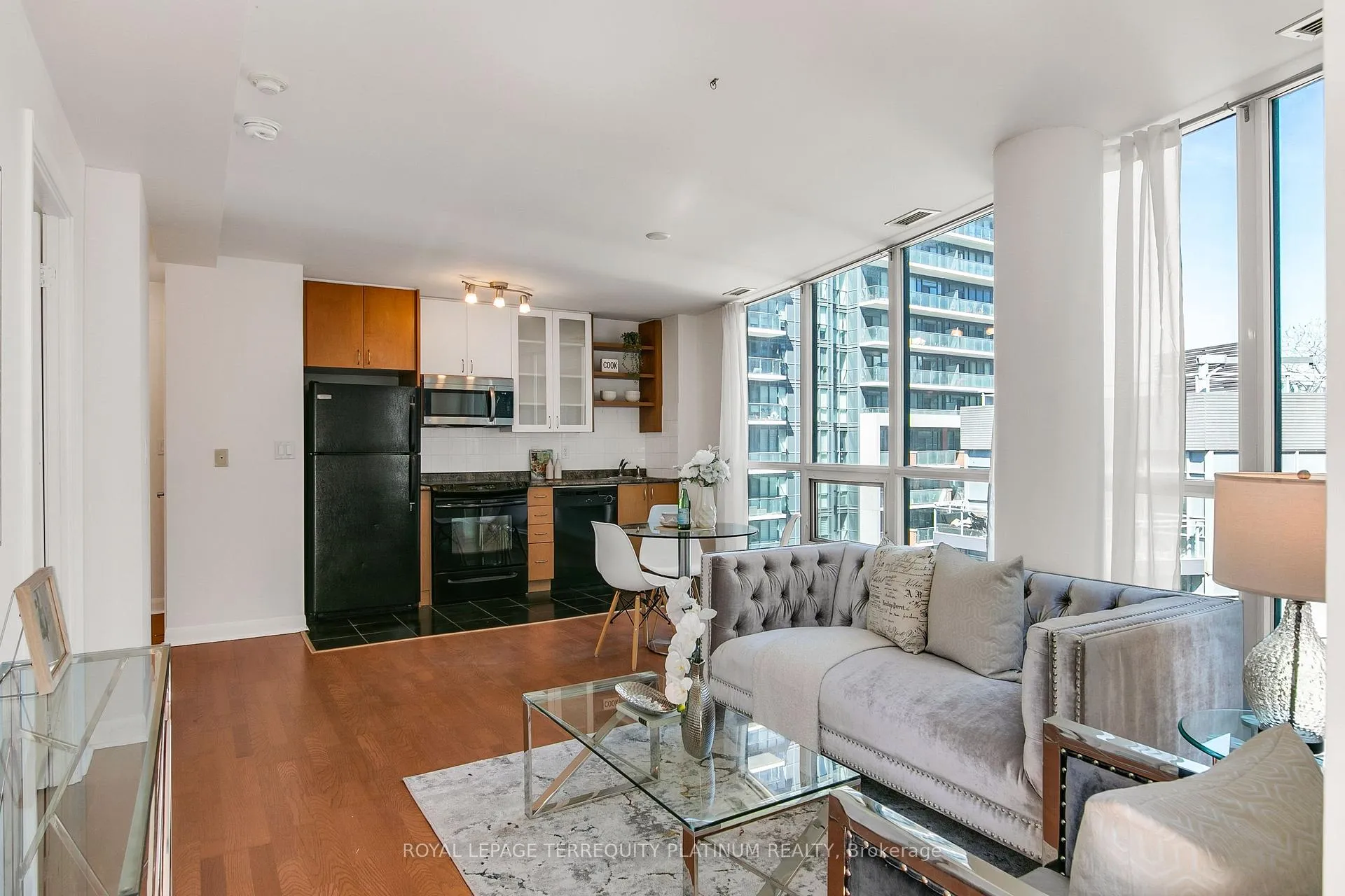 Photo 4 of Unit 727, 600 Fleet Street, Toronto, Niagara — HOMEH