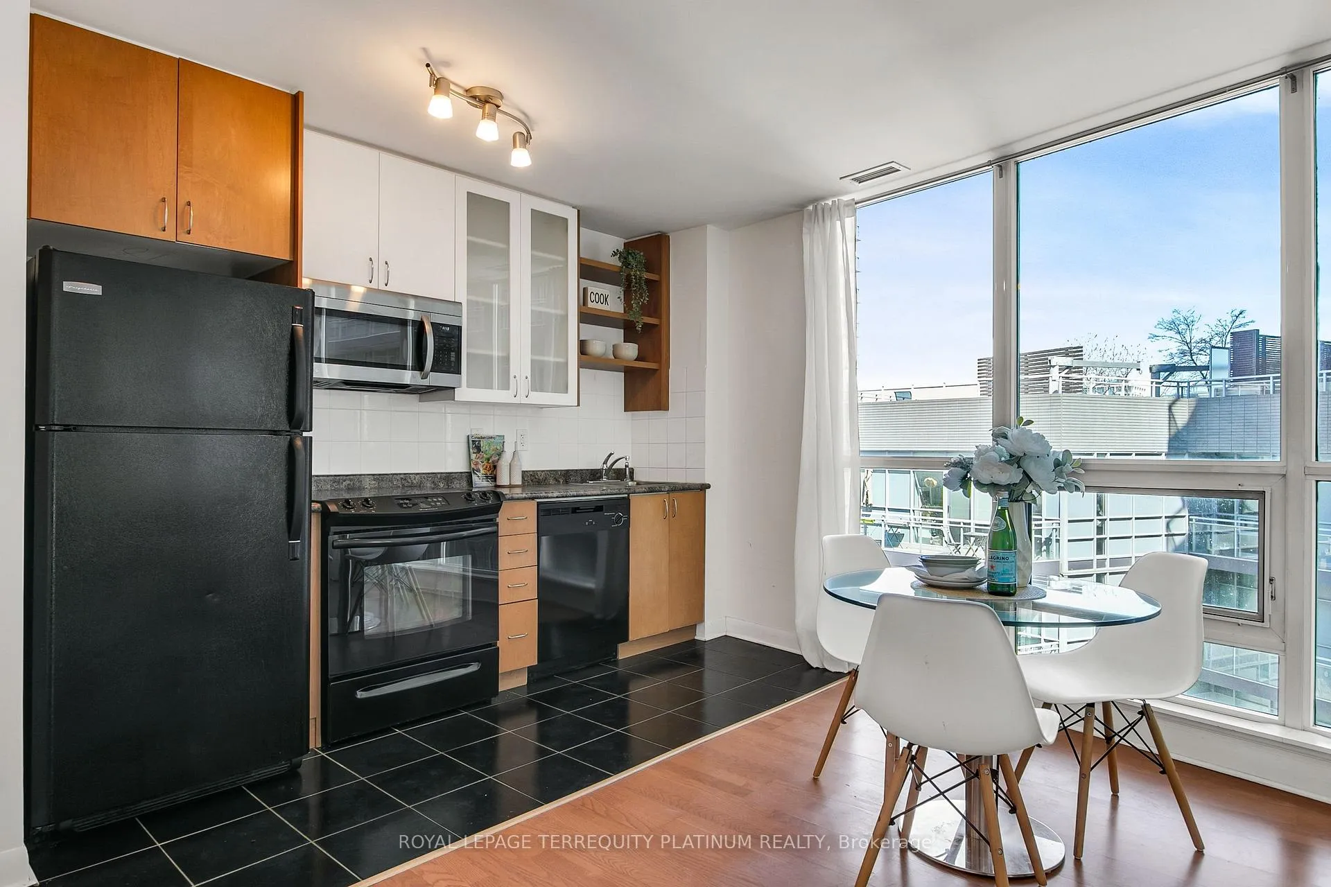 Photo 9 of Unit 727, 600 Fleet Street, Toronto, Niagara — HOMEH