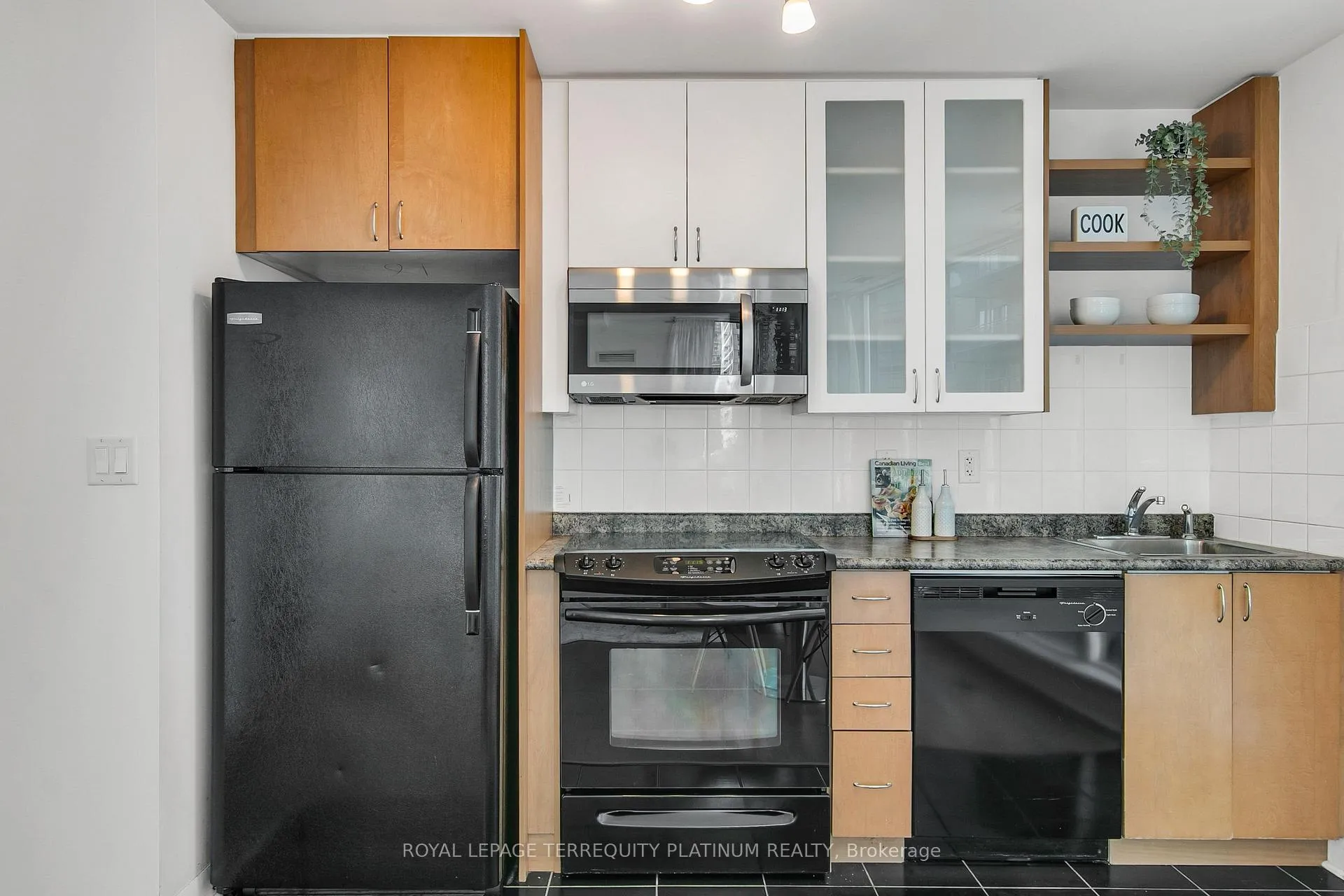 Photo 10 of Unit 727, 600 Fleet Street, Toronto, Niagara — HOMEH