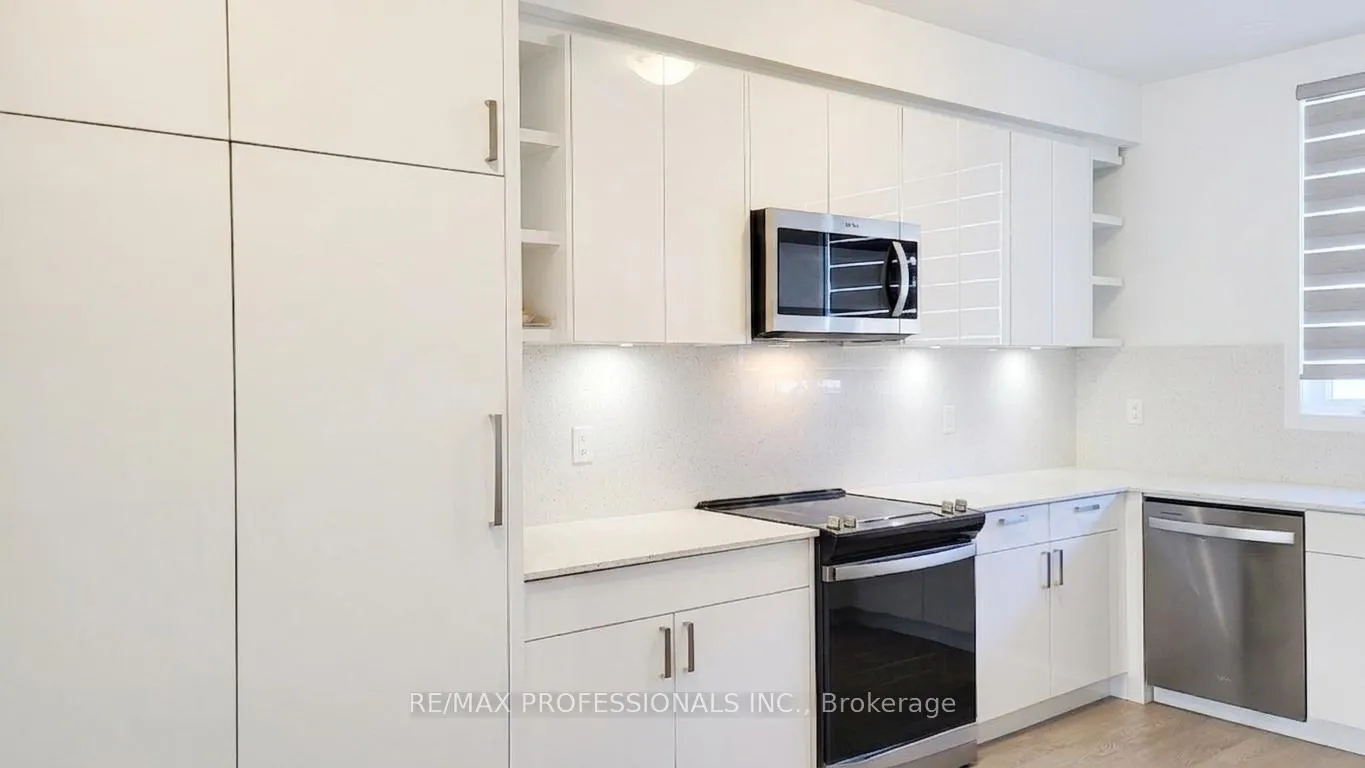 Photo 2 of 121 Green Gardens Boulevard, Toronto, Englemount-Lawrence — HOMEH
