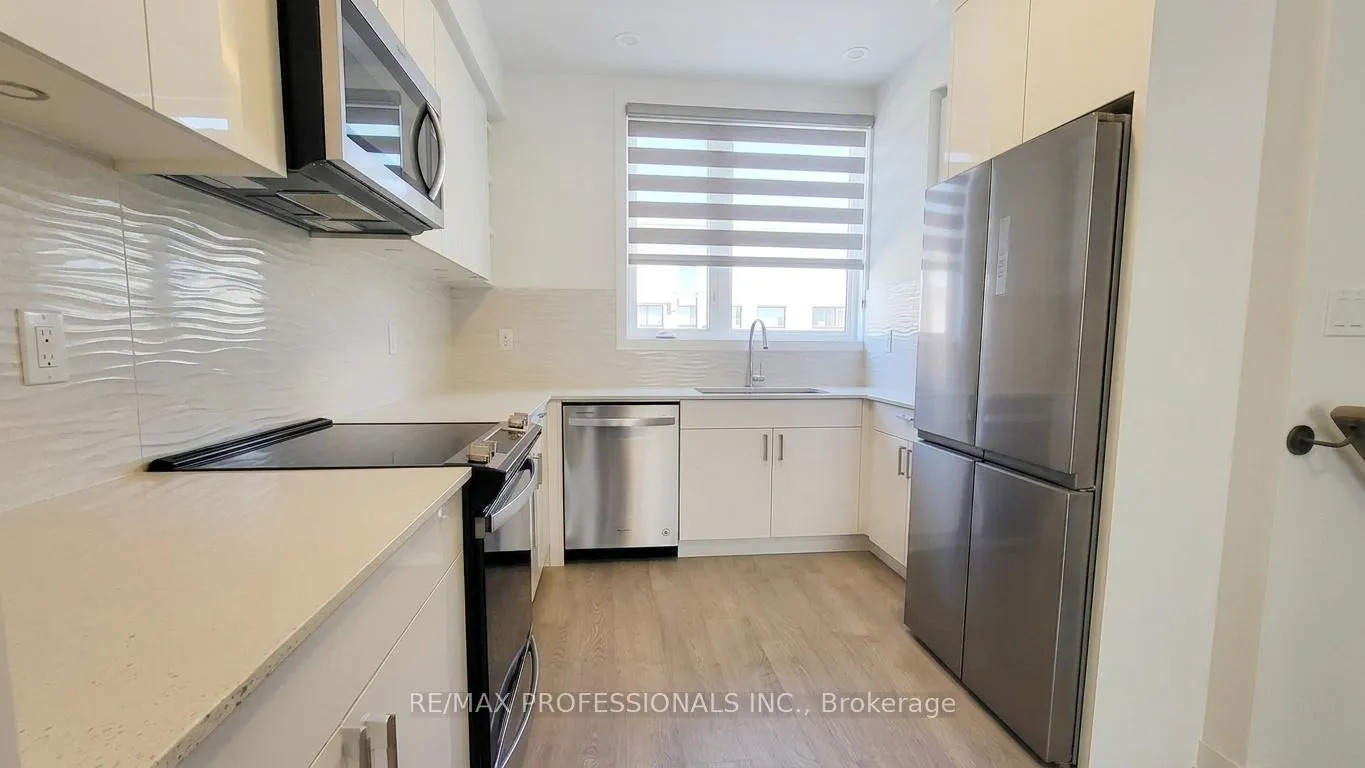 Photo 3 of 121 Green Gardens Boulevard, Toronto, Englemount-Lawrence — HOMEH