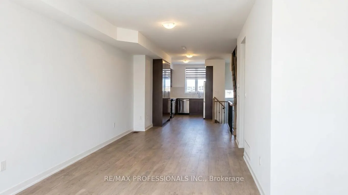 Photo 4 of 121 Green Gardens Boulevard, Toronto, Englemount-Lawrence — HOMEH