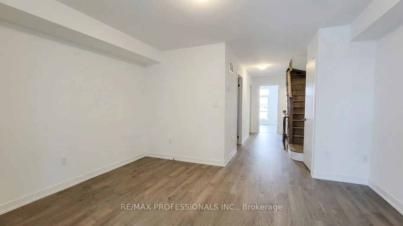 Photo 5 of 121 Green Gardens Boulevard, Toronto, Englemount-Lawrence — HOMEH