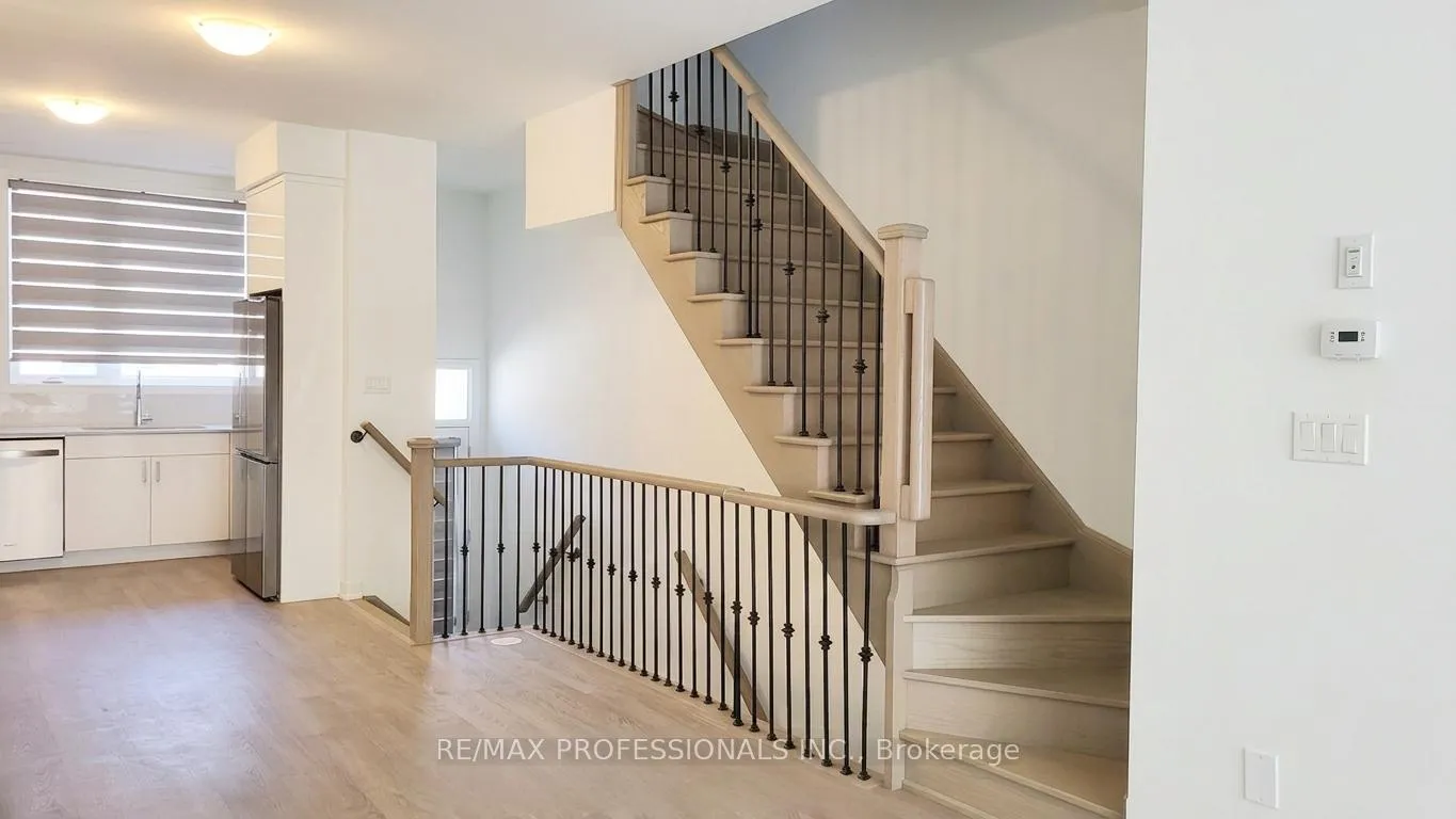 Photo 7 of 121 Green Gardens Boulevard, Toronto, Englemount-Lawrence — HOMEH