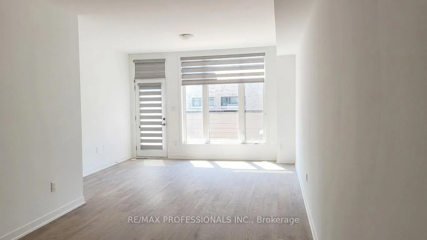 Photo 9 of 121 Green Gardens Boulevard, Toronto, Englemount-Lawrence — HOMEH