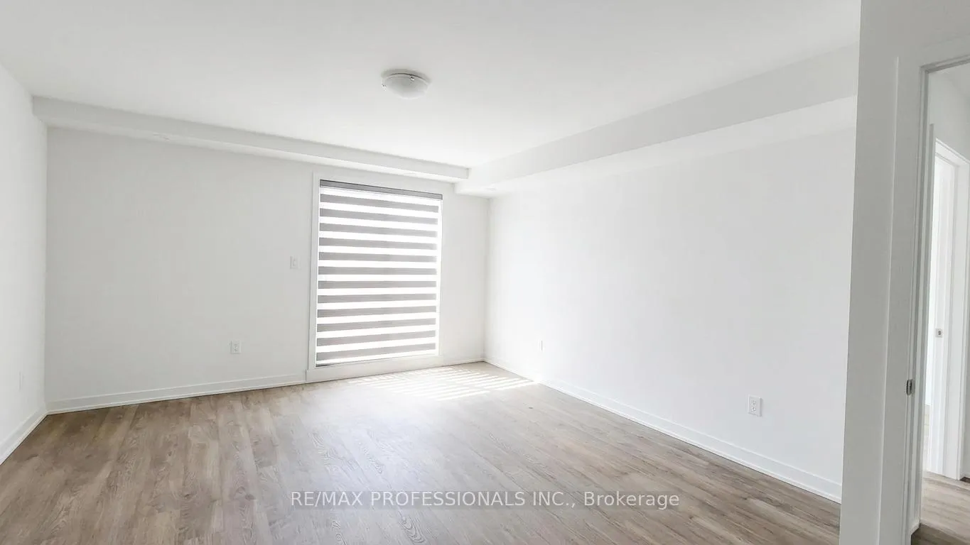 Photo 12 of 121 Green Gardens Boulevard, Toronto, Englemount-Lawrence — HOMEH