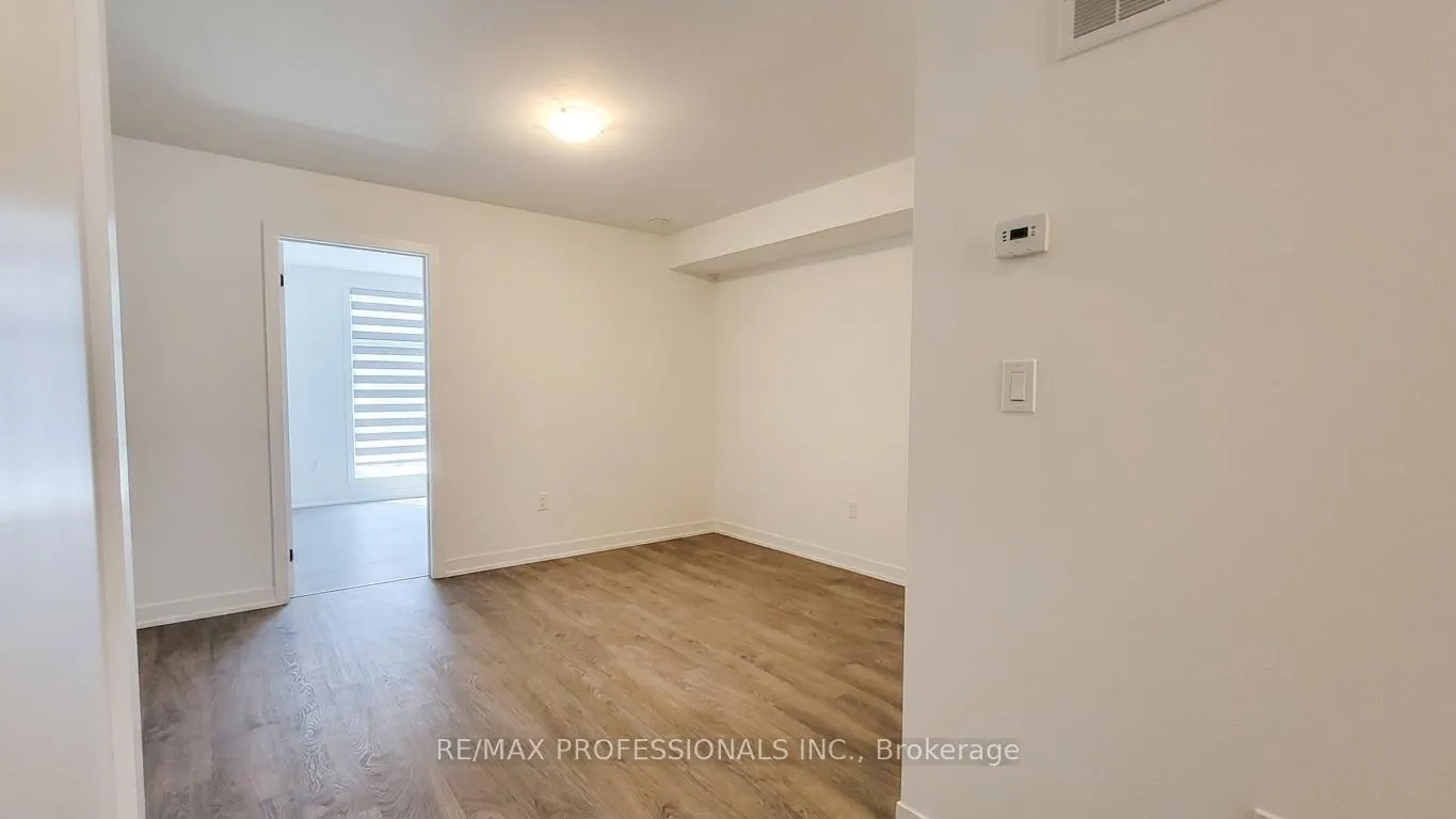 Photo 16 of 121 Green Gardens Boulevard, Toronto, Englemount-Lawrence — HOMEH