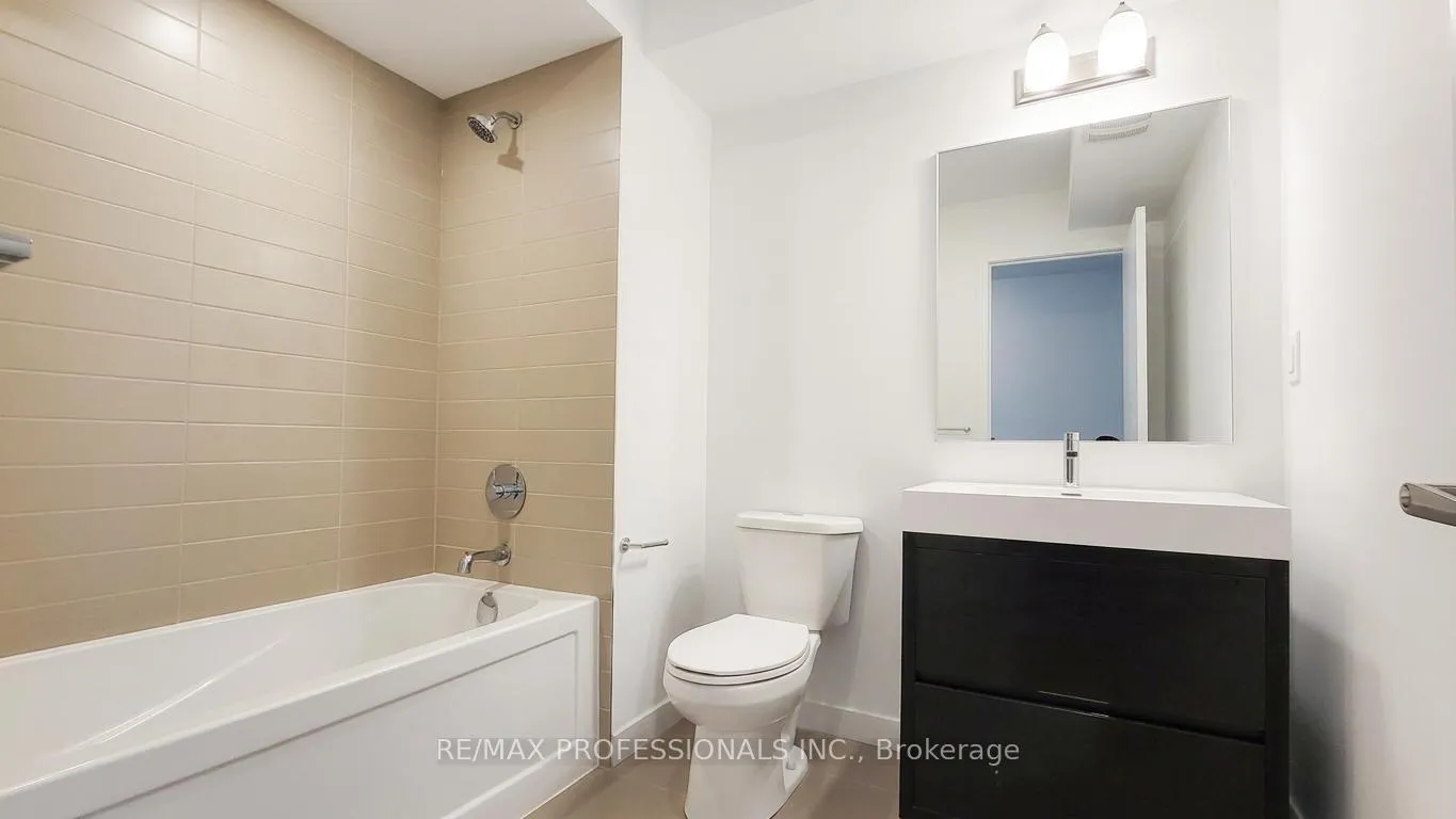 Photo 17 of 121 Green Gardens Boulevard, Toronto, Englemount-Lawrence — HOMEH