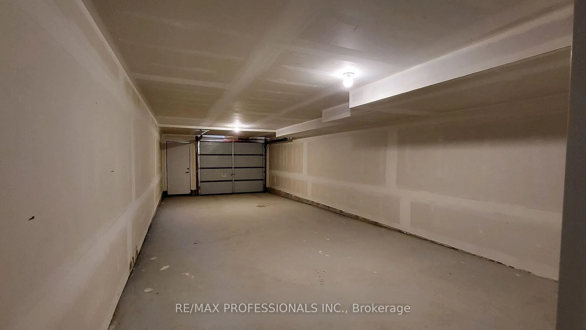 Photo 20 of 121 Green Gardens Boulevard, Toronto, Englemount-Lawrence — HOMEH
