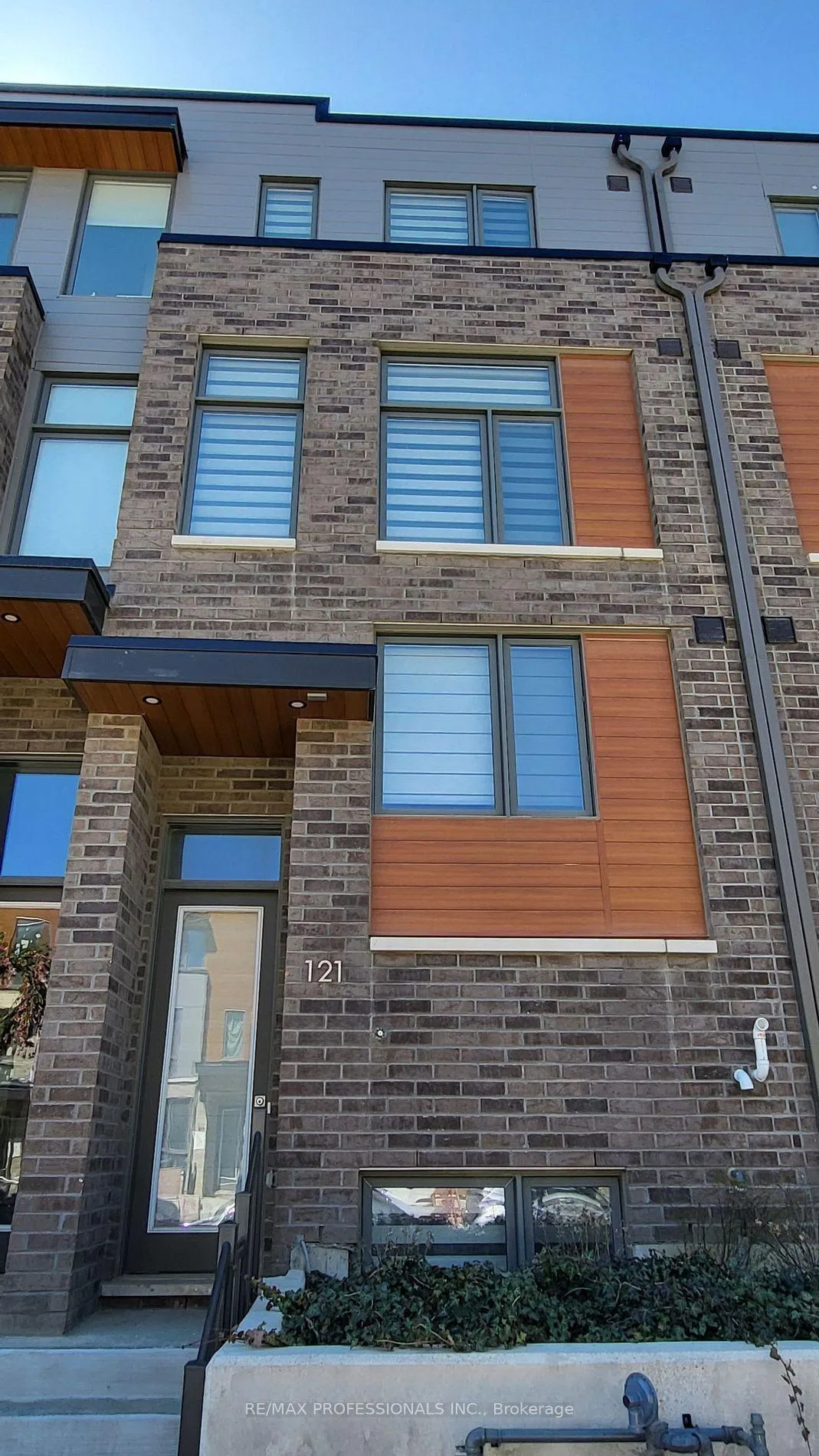 Photo 23 of 121 Green Gardens Boulevard, Toronto, Englemount-Lawrence — HOMEH