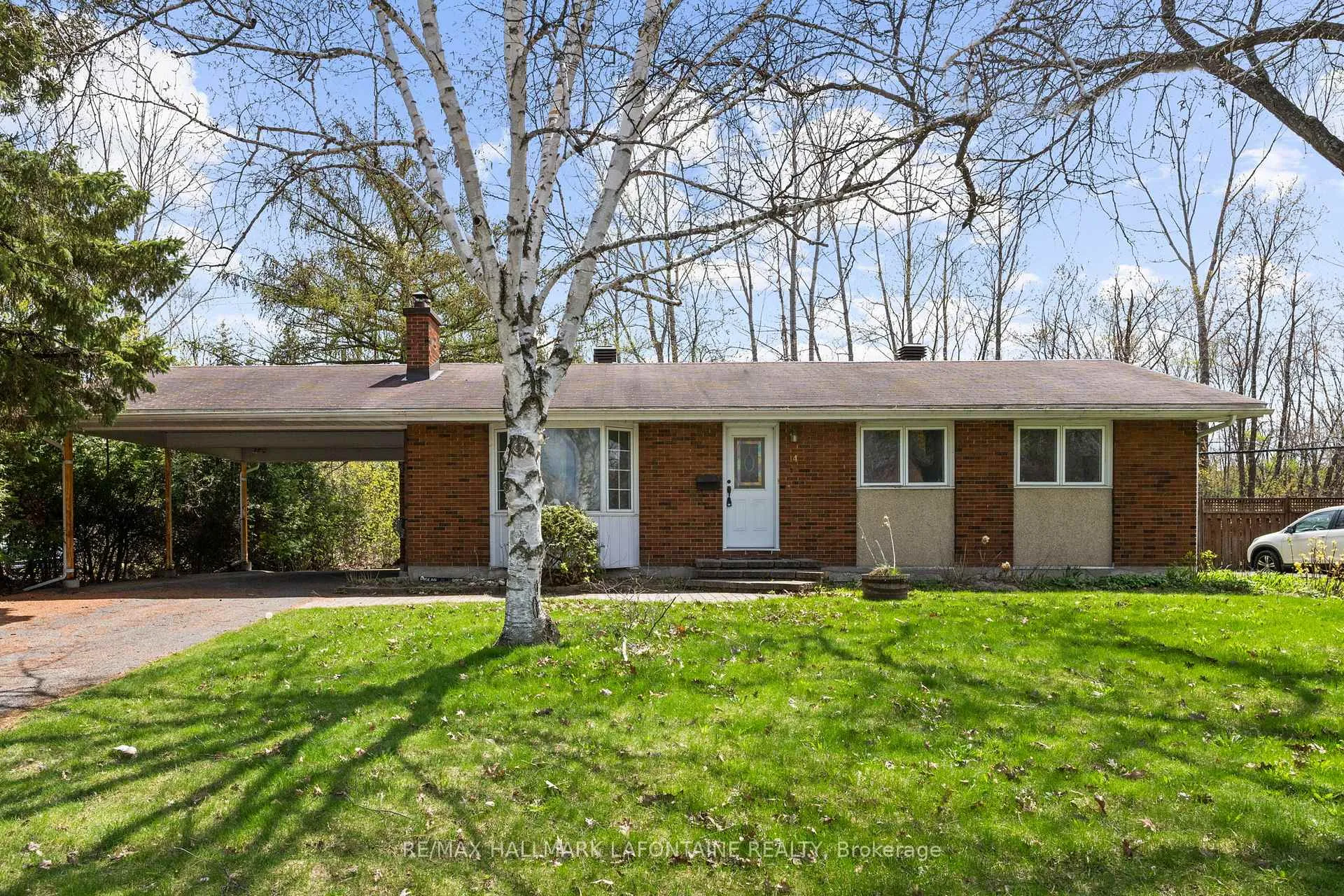 Photo 2 of 14 Kirkstall Avenue, Ottawa, Manordale — HOMEH