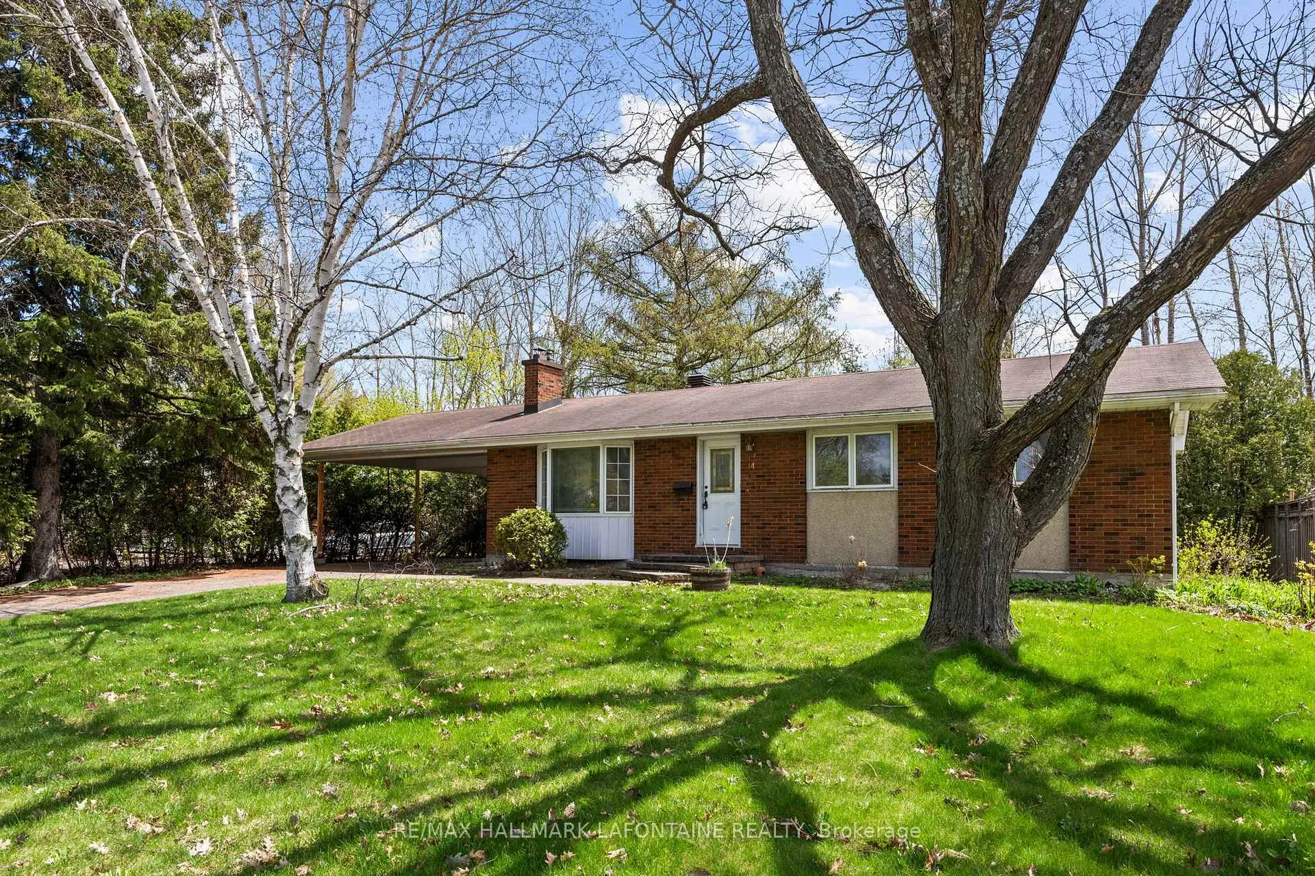 Photo 3 of 14 Kirkstall Avenue, Ottawa, Manordale — HOMEH