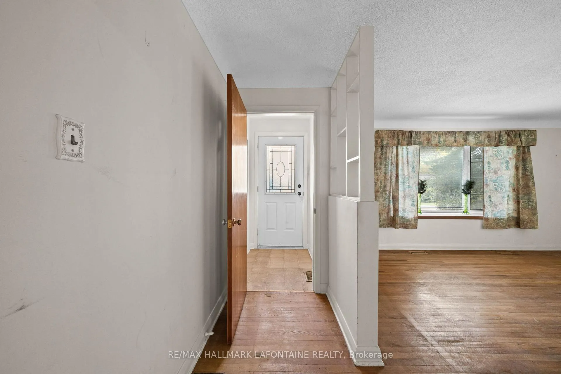 Photo 7 of 14 Kirkstall Avenue, Ottawa, Manordale — HOMEH