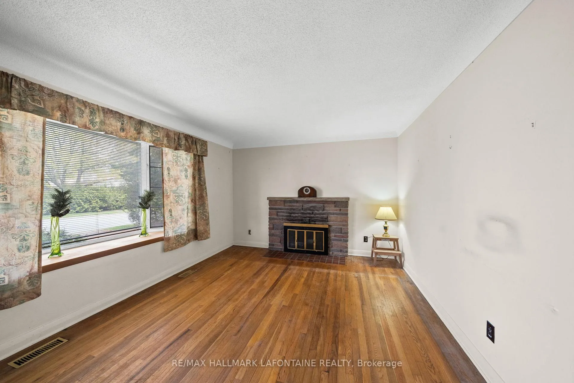 Photo 8 of 14 Kirkstall Avenue, Ottawa, Manordale — HOMEH
