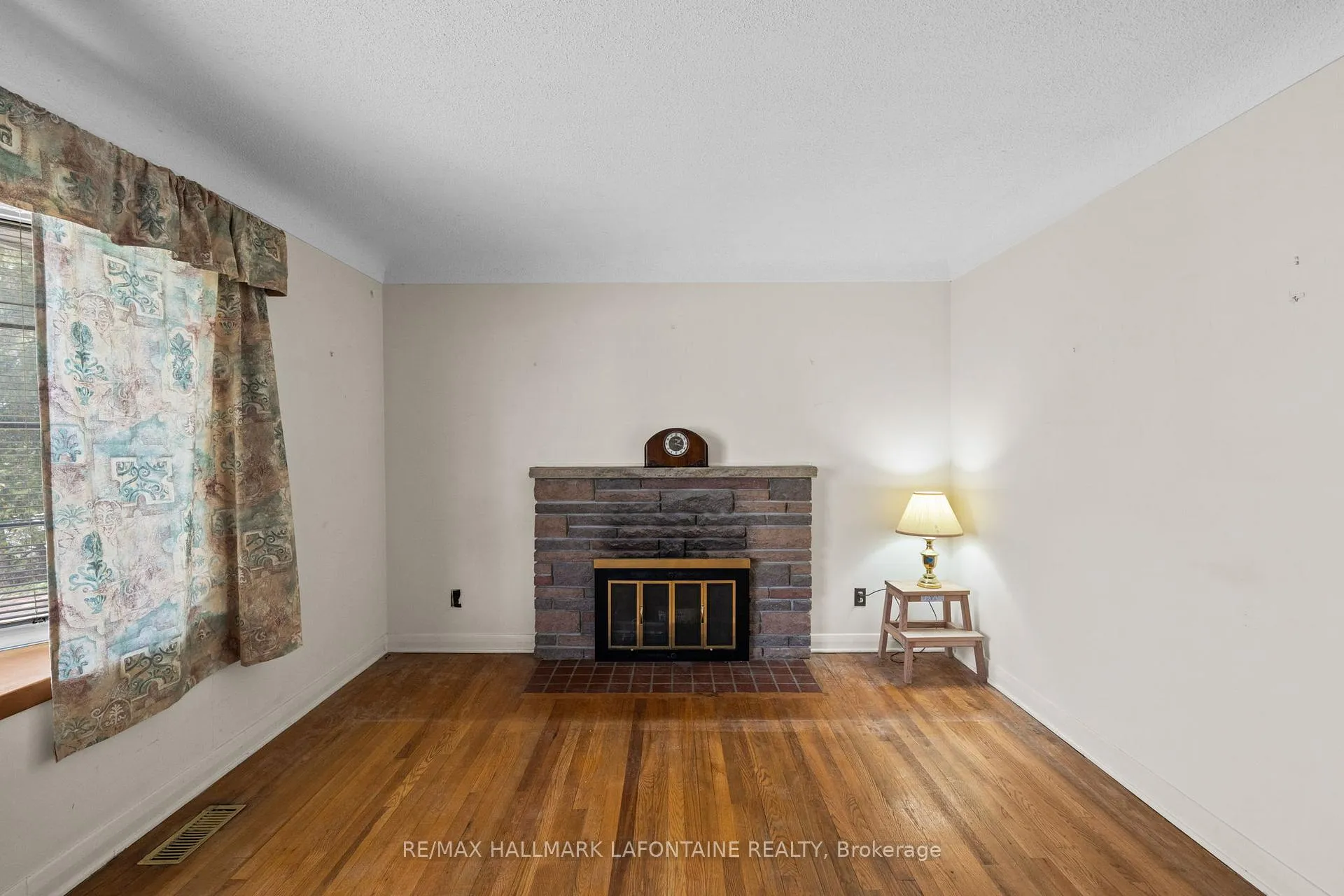 Photo 9 of 14 Kirkstall Avenue, Ottawa, Manordale — HOMEH