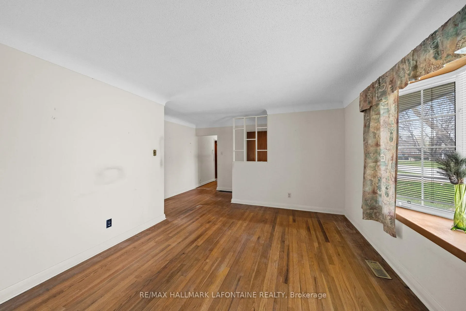 Photo 10 of 14 Kirkstall Avenue, Ottawa, Manordale — HOMEH