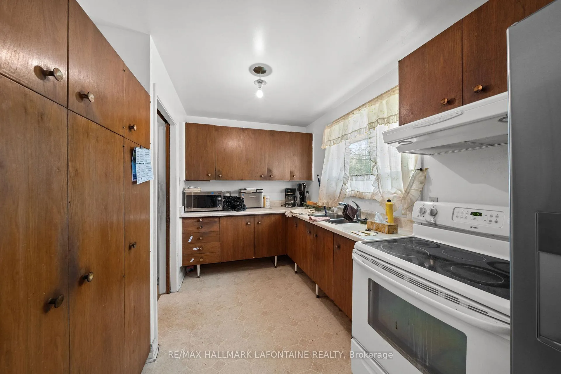 Photo 11 of 14 Kirkstall Avenue, Ottawa, Manordale — HOMEH