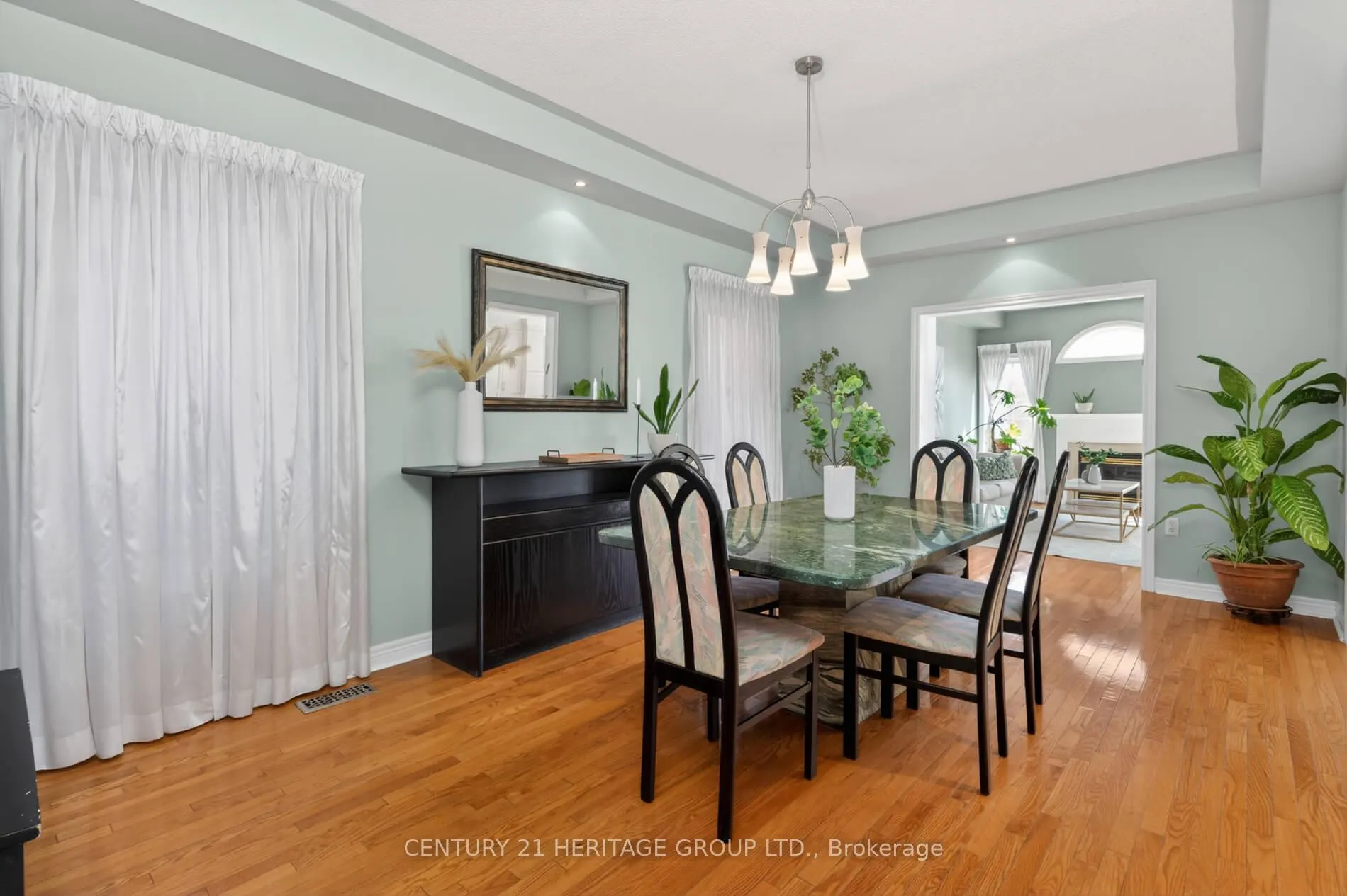 Photo 2 of 335 Bathurst Glen Drive, Vaughan, Patterson — HOMEH