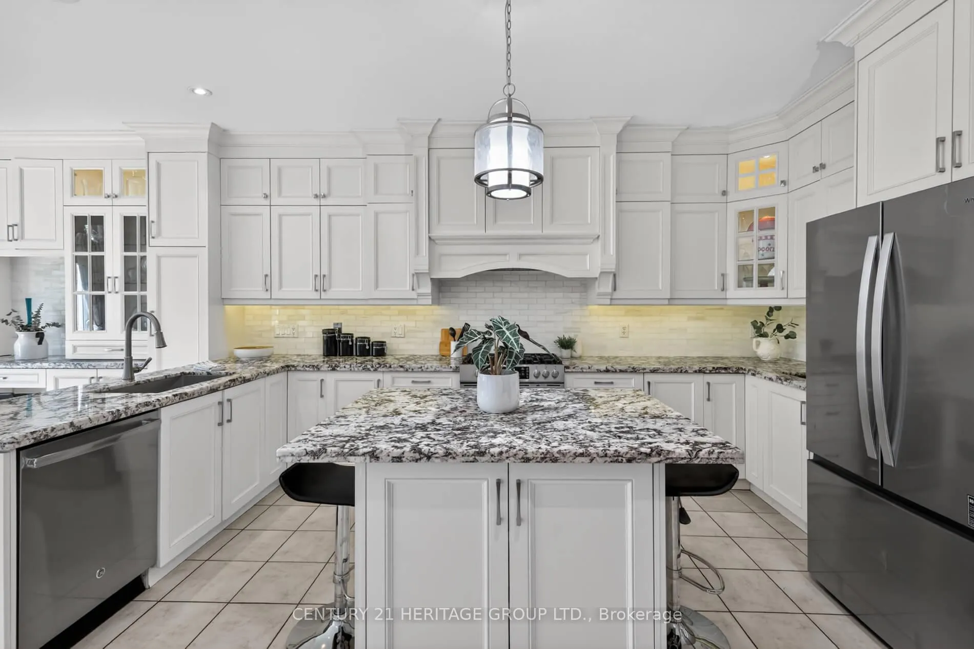 Photo 6 of 335 Bathurst Glen Drive, Vaughan, Patterson — HOMEH