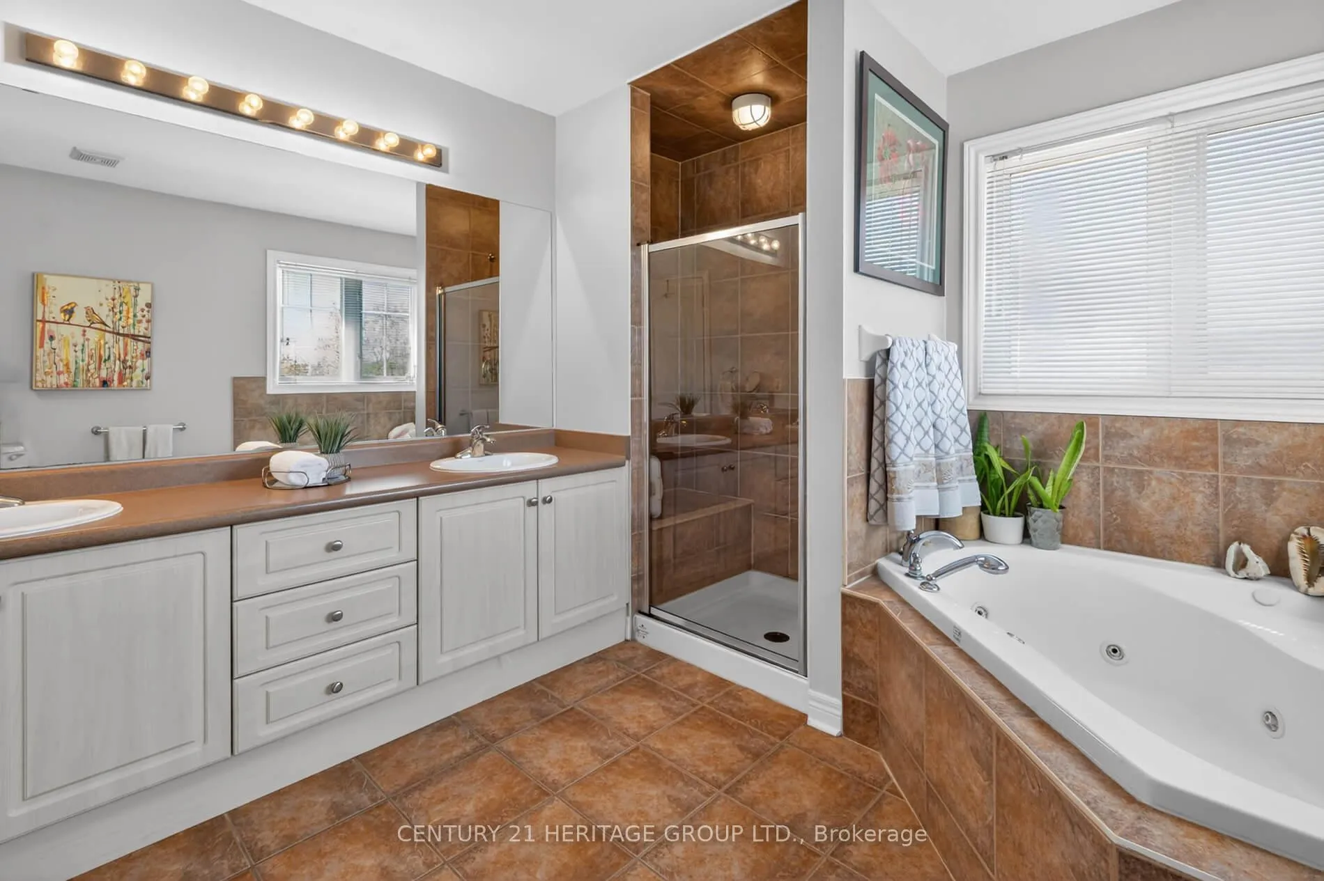 Photo 10 of 335 Bathurst Glen Drive, Vaughan, Patterson — HOMEH