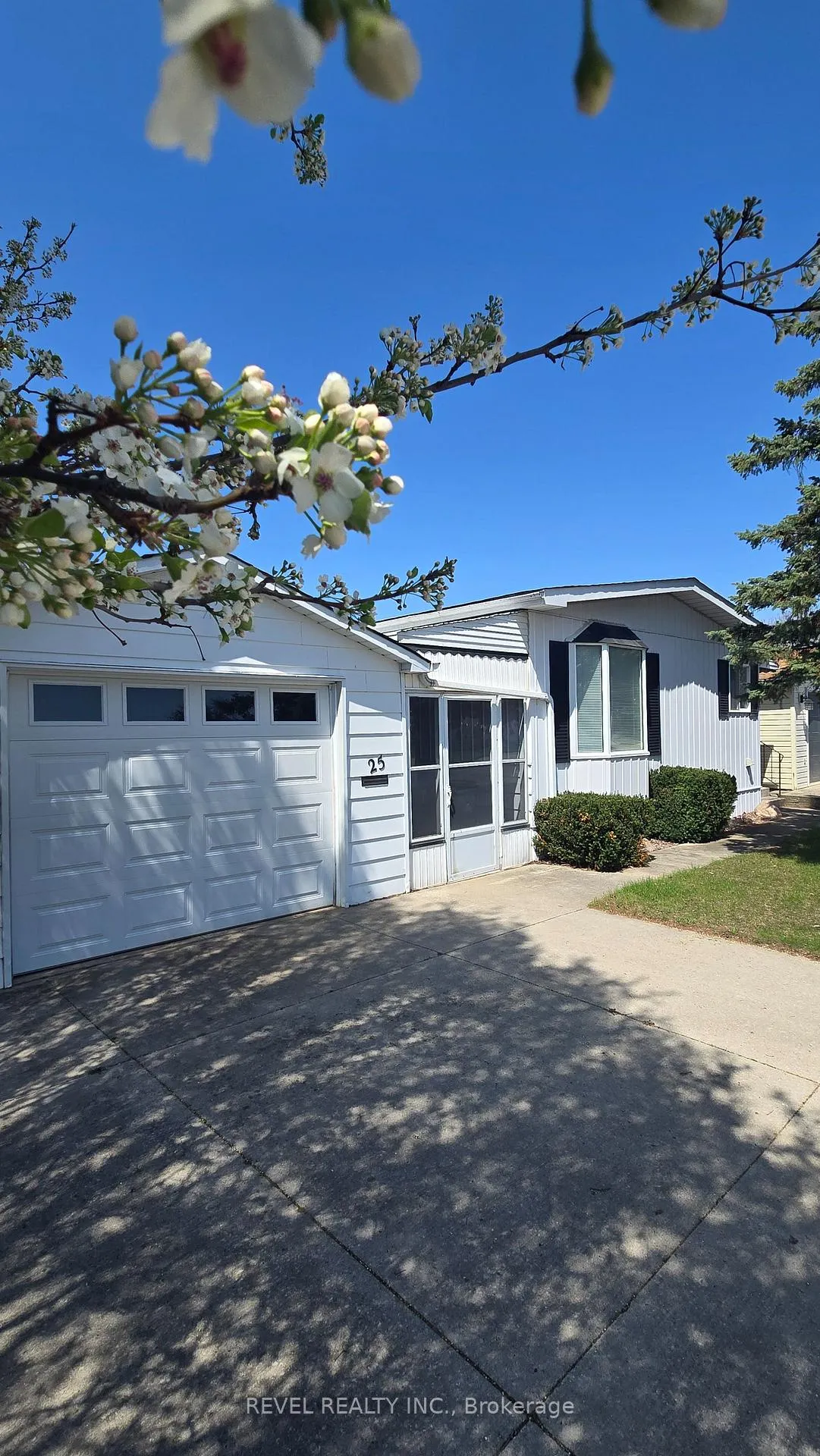 Photo 2 of 25 Miller Street, Strathroy-Caradoc, SE — HOMEH