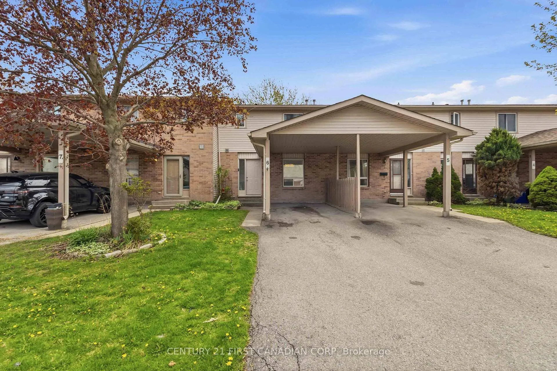 Photo 2 of Unit 6, 720 Deveron Crescent, London, South T — HOMEH