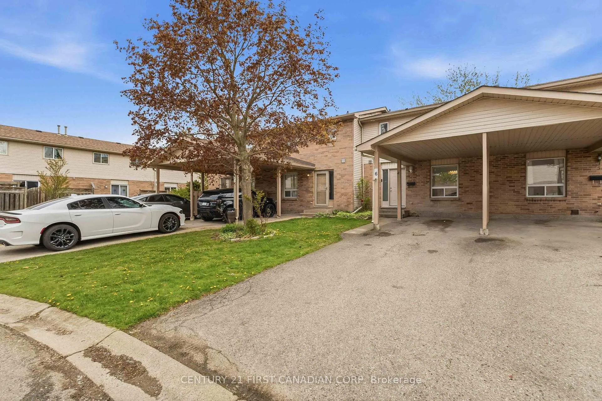 Photo 3 of Unit 6, 720 Deveron Crescent, London, South T — HOMEH