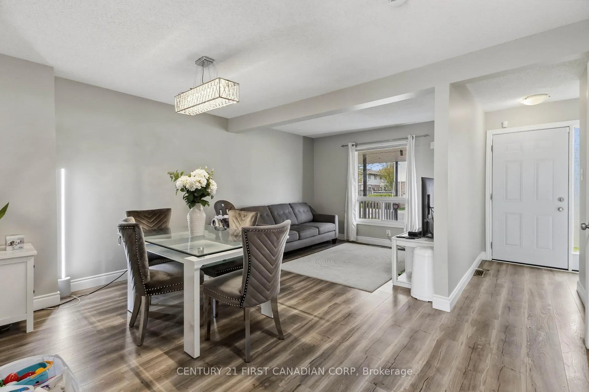 Photo 8 of Unit 6, 720 Deveron Crescent, London, South T — HOMEH