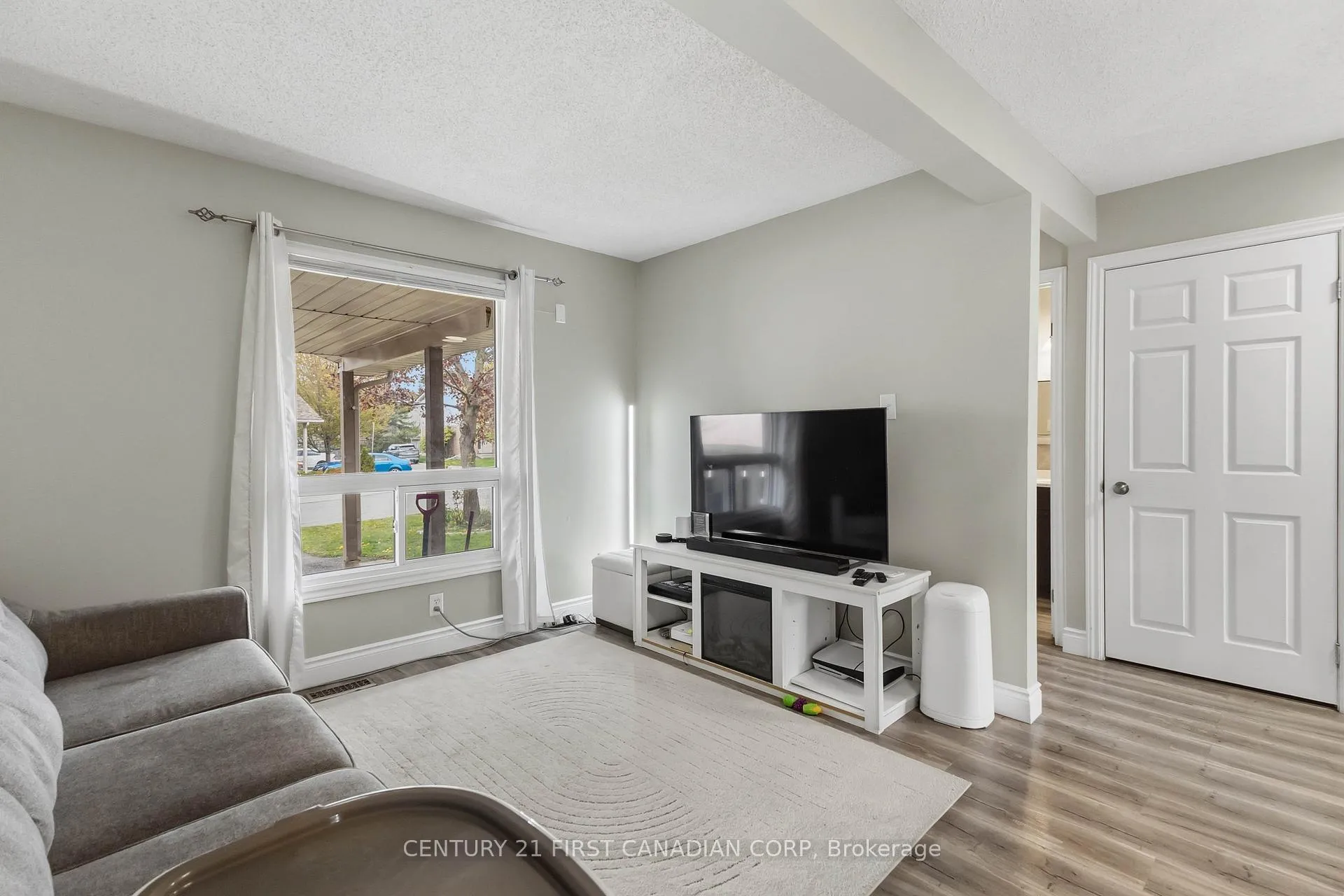 Photo 10 of Unit 6, 720 Deveron Crescent, London, South T — HOMEH