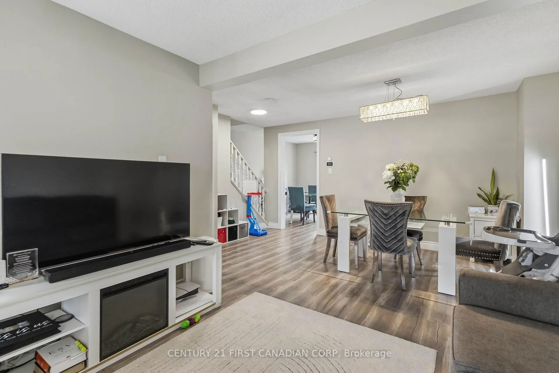 Photo 11 of Unit 6, 720 Deveron Crescent, London, South T — HOMEH