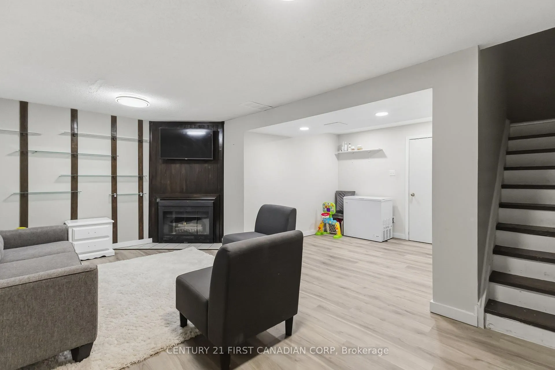 Photo 35 of Unit 6, 720 Deveron Crescent, London, South T — HOMEH
