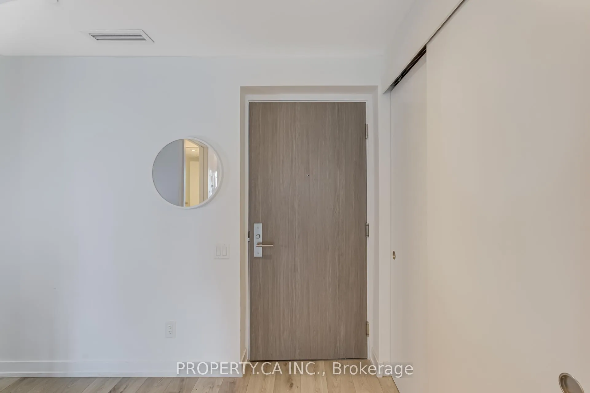 Photo 5 of Unit 717, 161 Roehampton Avenue, Toronto, Mount Pleasant West — HOMEH