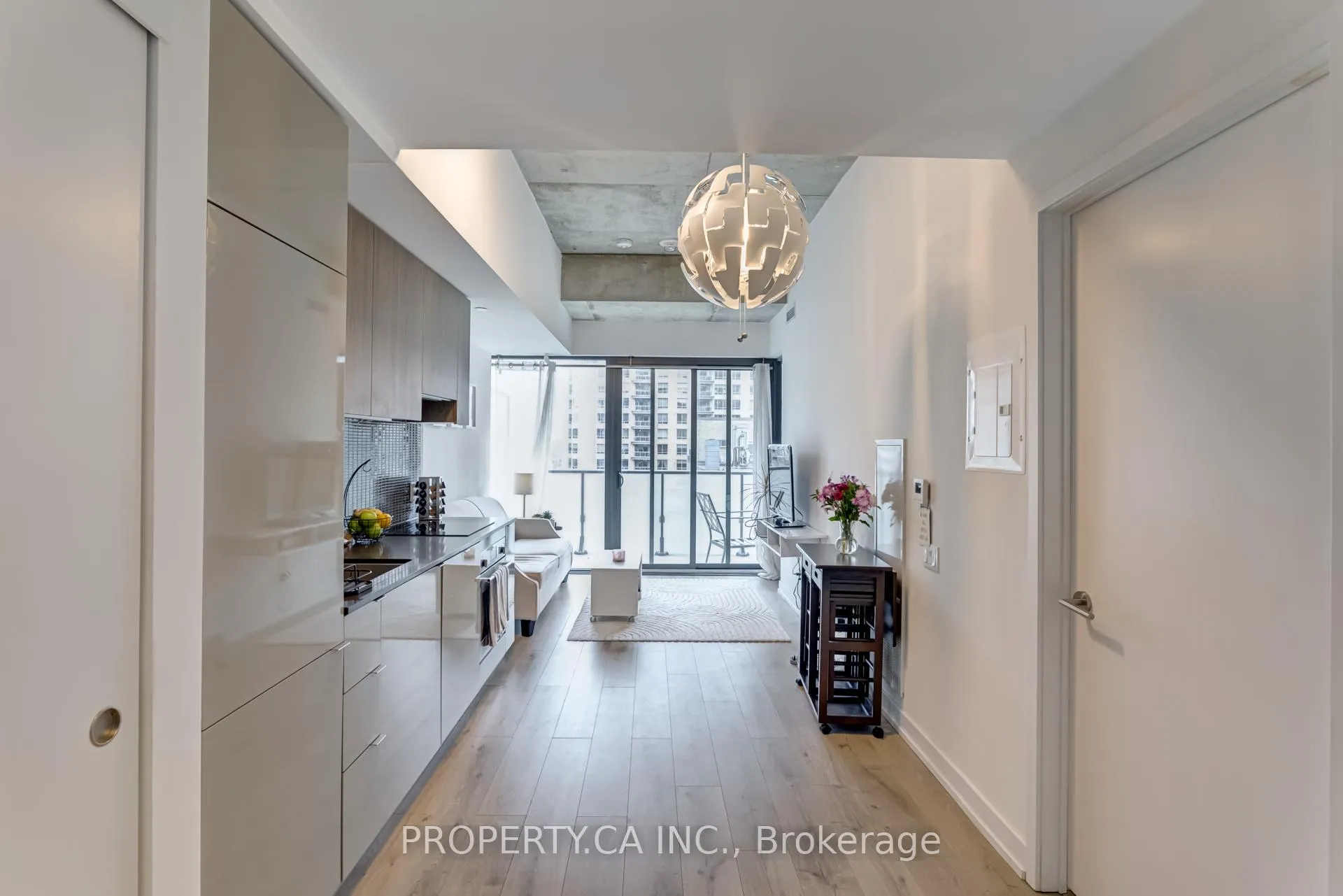 Photo 6 of Unit 717, 161 Roehampton Avenue, Toronto, Mount Pleasant West — HOMEH