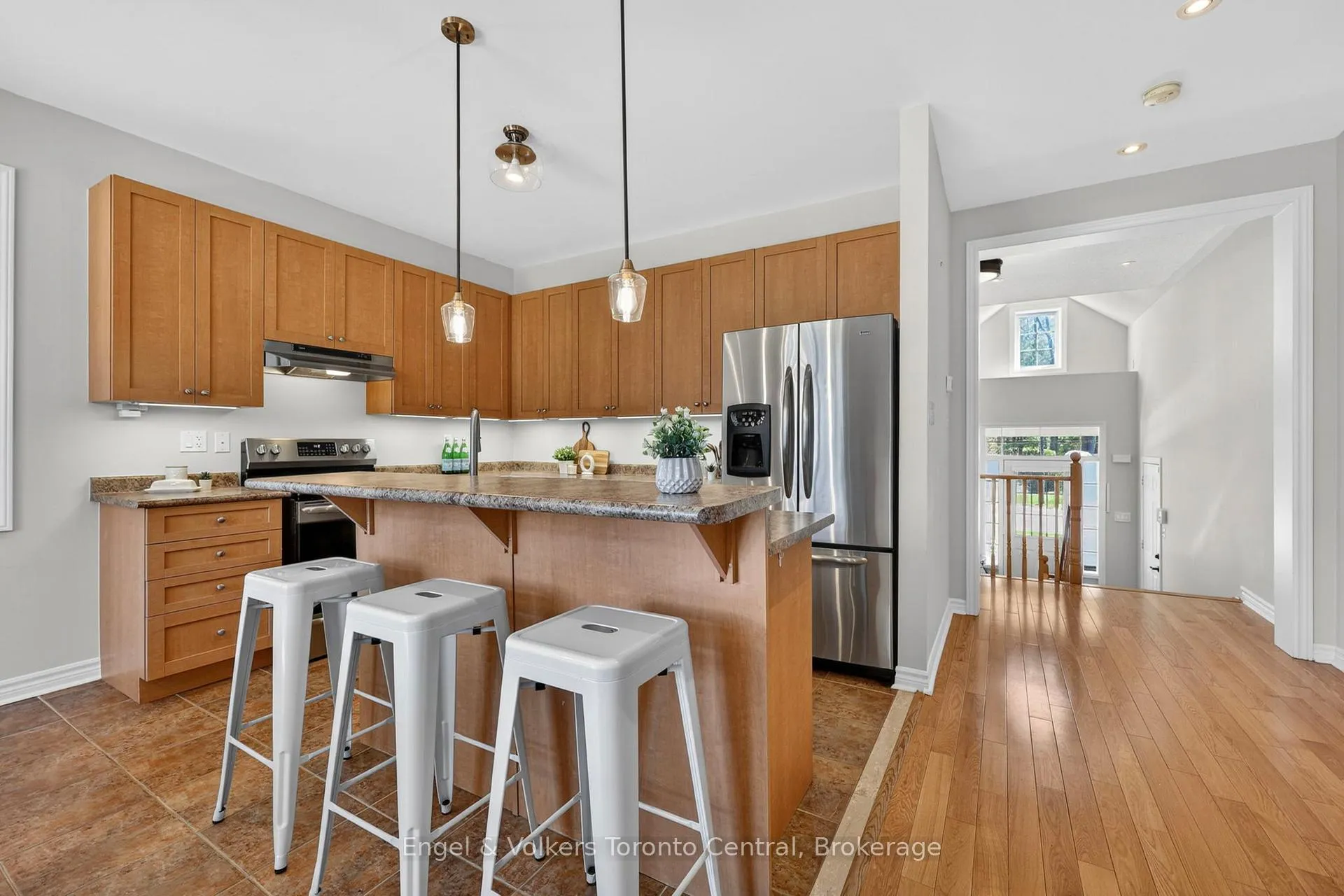 Photo 9 of 48 Oriole Crescent, Wasaga Beach — HOMEH