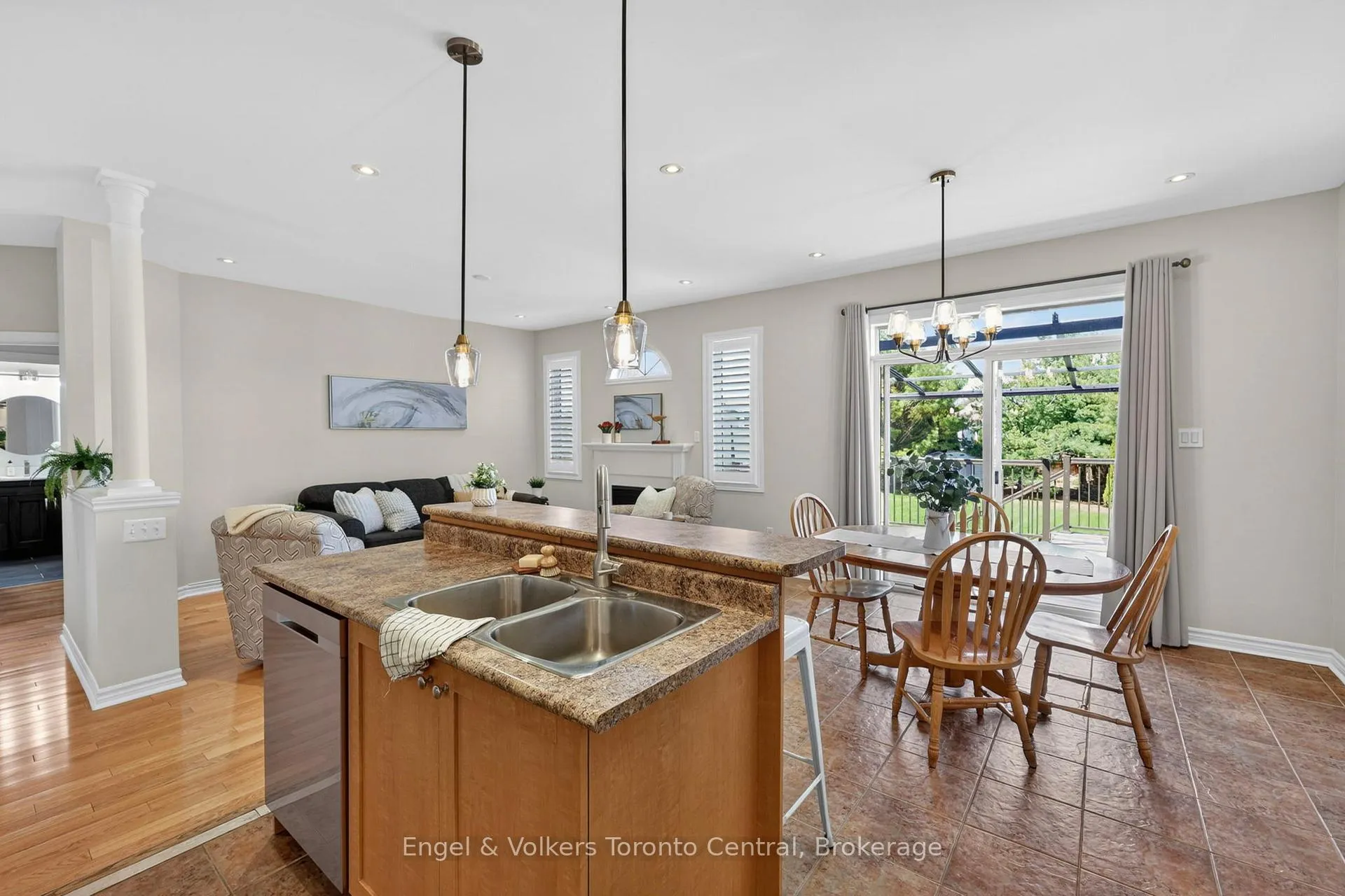 Photo 11 of 48 Oriole Crescent, Wasaga Beach — HOMEH