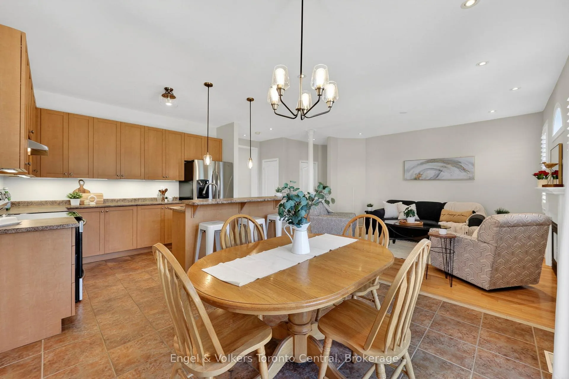 Photo 12 of 48 Oriole Crescent, Wasaga Beach — HOMEH