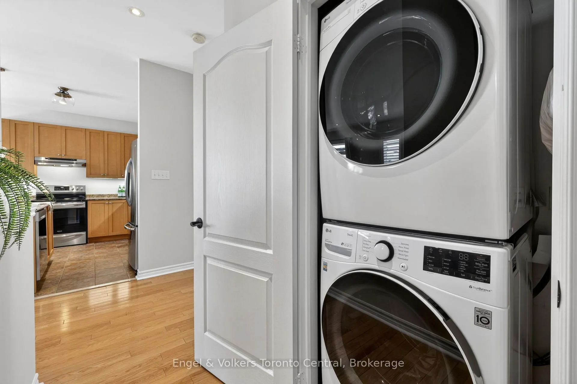 Photo 24 of 48 Oriole Crescent, Wasaga Beach — HOMEH