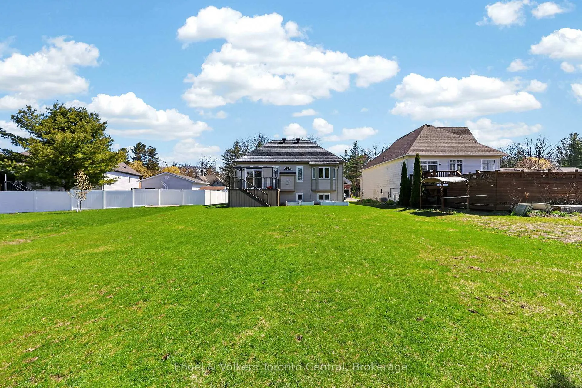 Photo 41 of 48 Oriole Crescent, Wasaga Beach — HOMEH