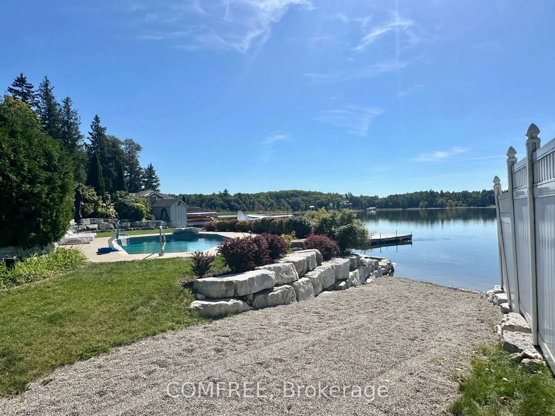 Photo 3 of 11 Lake Avenue, Puslinch, Puslinch Lake Settlement Areas — HOMEH