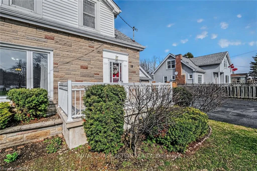 Photo 3 of 19 Lyndsay Street, Brantford — HOMEH
