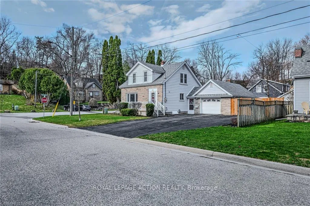 Photo 4 of 19 Lyndsay Street, Brantford — HOMEH