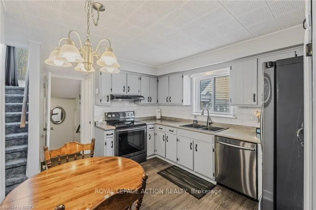 Photo 13 of 19 Lyndsay Street, Brantford — HOMEH