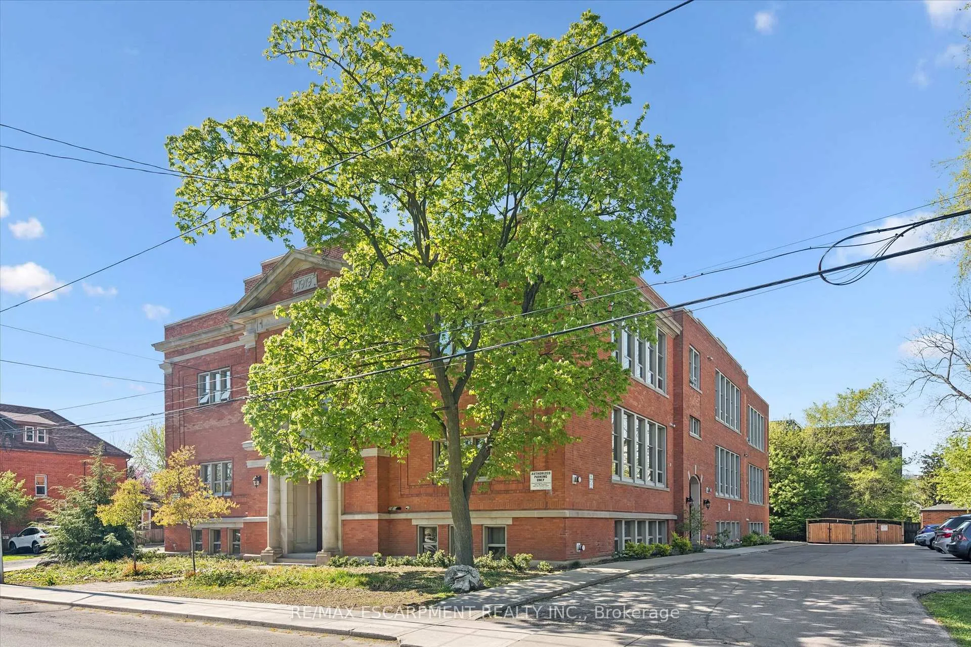 Photo 4 of Unit 36, 357 Hunter Street W, Hamilton, Kirkendall — HOMEH