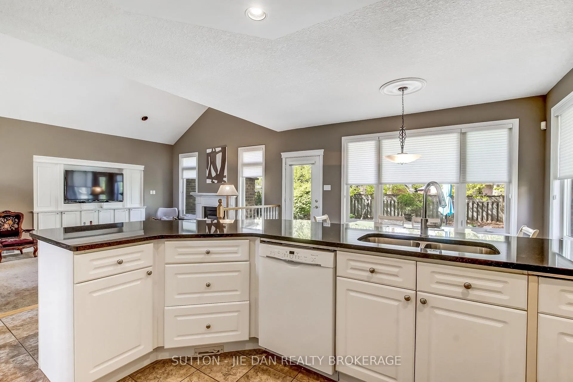 Photo 9 of 631 Whitehaven Crescent, London, North A — HOMEH